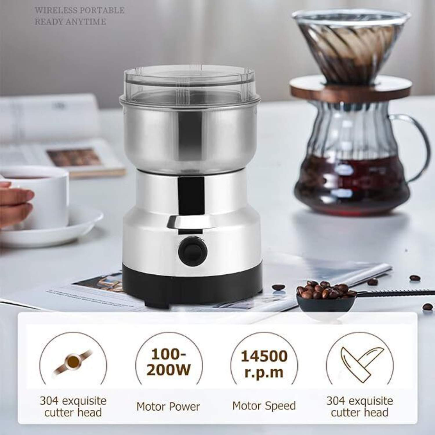 Silberfarbene Kaffeemühle auf einem Tisch mit Kaffeebohnen und einer Kaffeemaschine. Text beschreibt Motorleistung und -drehzahl.