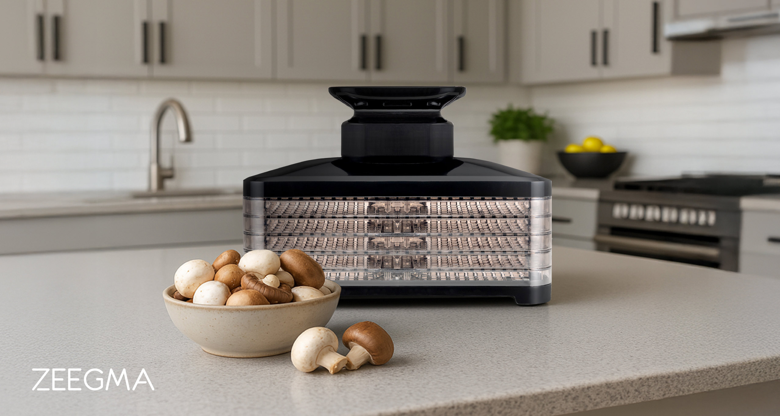 Dehydrator żywności na blacie kuchennym z grzybami w misce. Widoczne logo Zeegma.