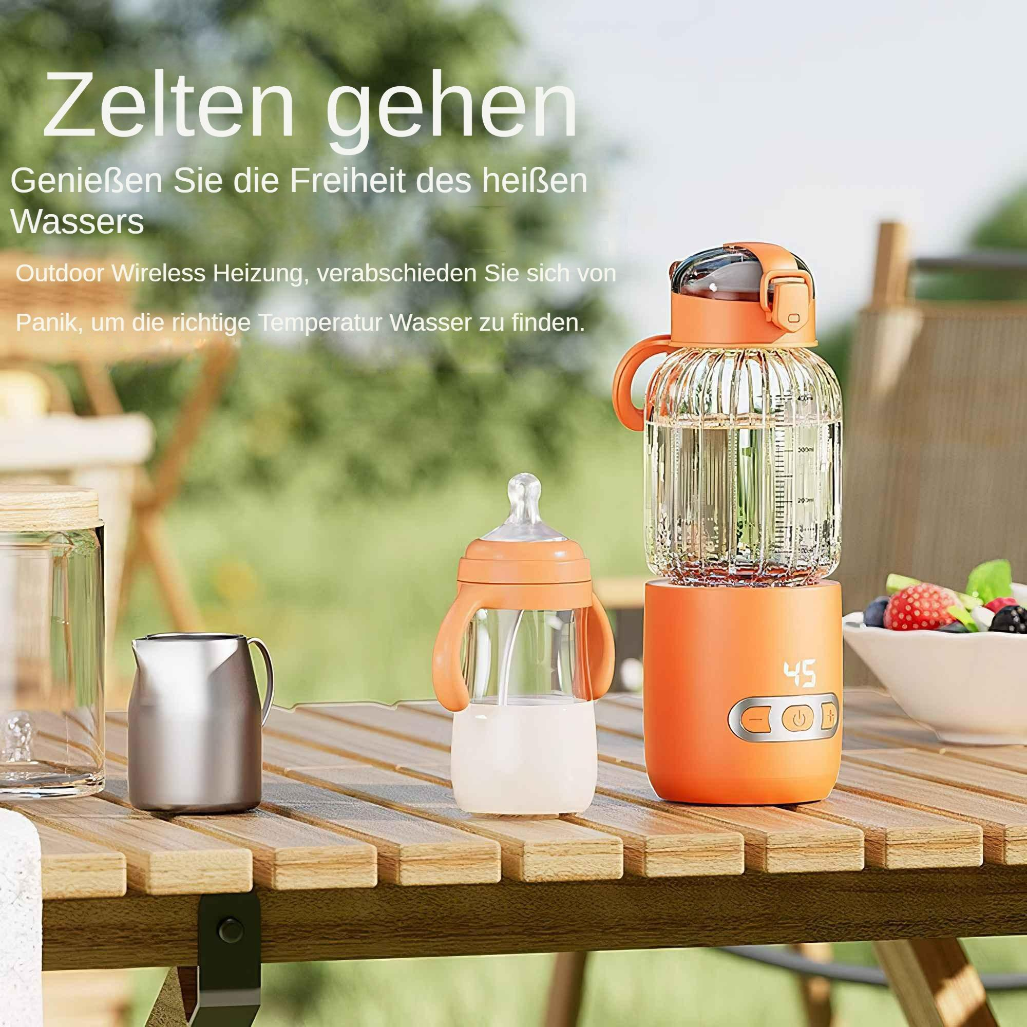 Eine orangefarbene Flasche und eine Babyflasche auf einem Holztisch. Die Flaschen sind orange und klar.