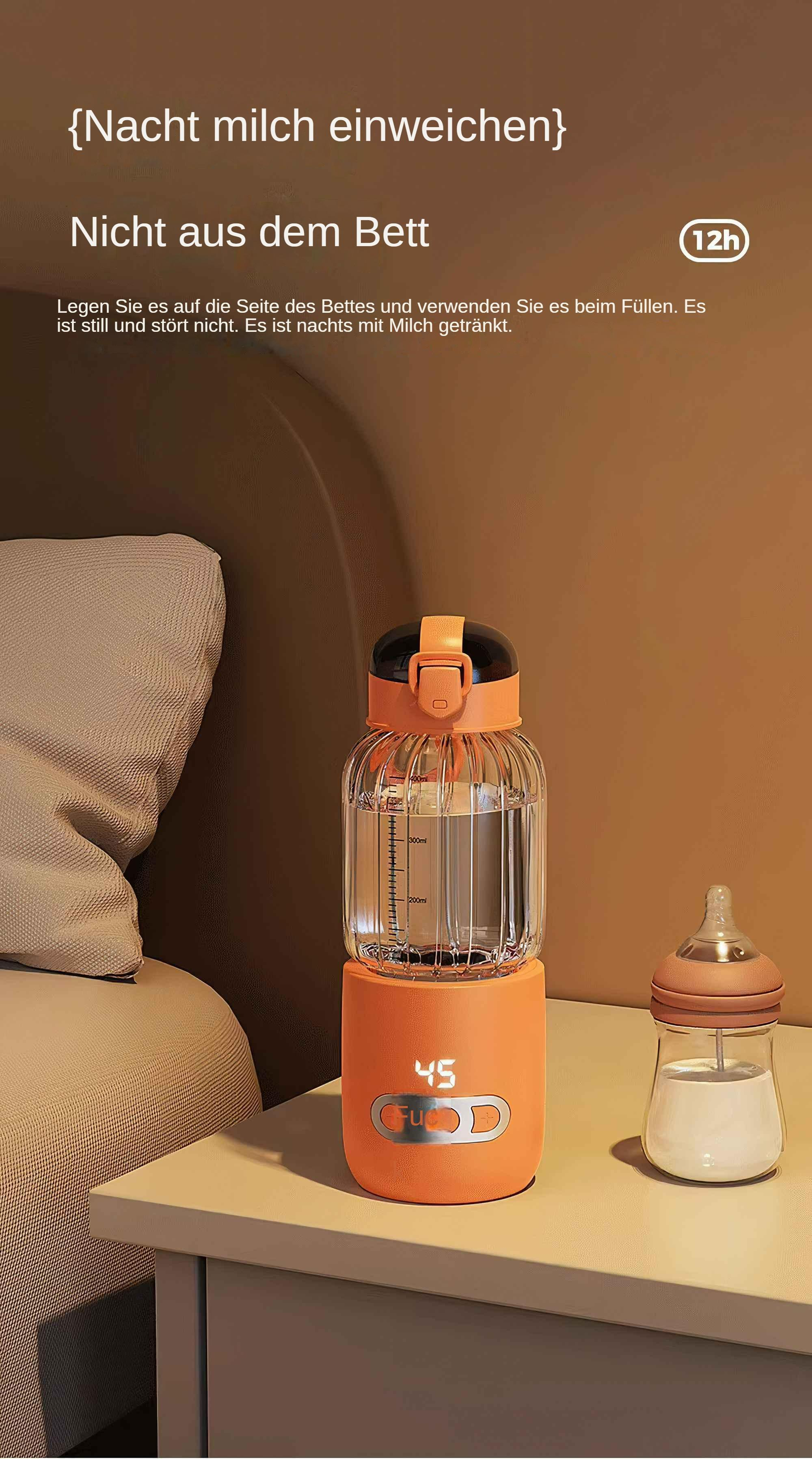 Eine Nachtszene mit einer Glaswasserflasche auf einem Tisch neben einer Babyflasche mit Milch.