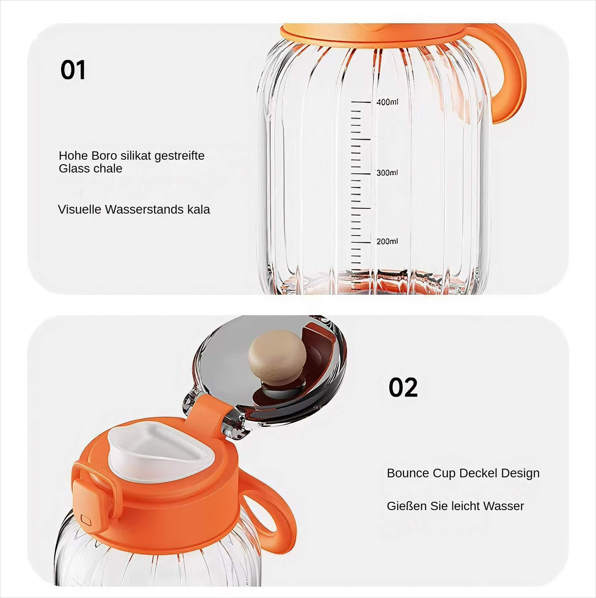 Eine transparente Wasserflasche mit orangefarbenem Griff und Deckel.