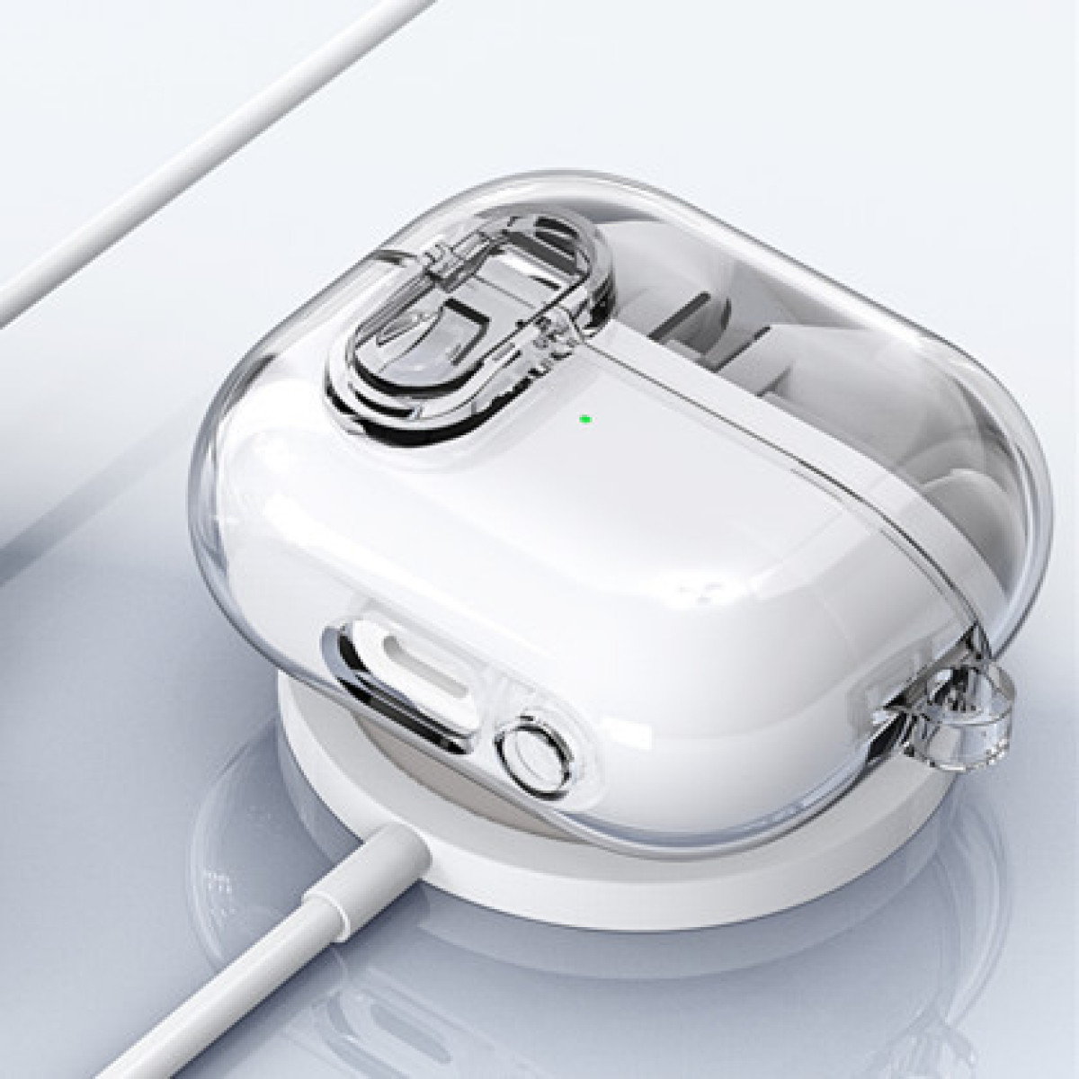 Transparente AirPods-Hülle wird auf einem weißen kabellosen Ladegerät geladen. Ein weißes Kabel ist angeschlossen.