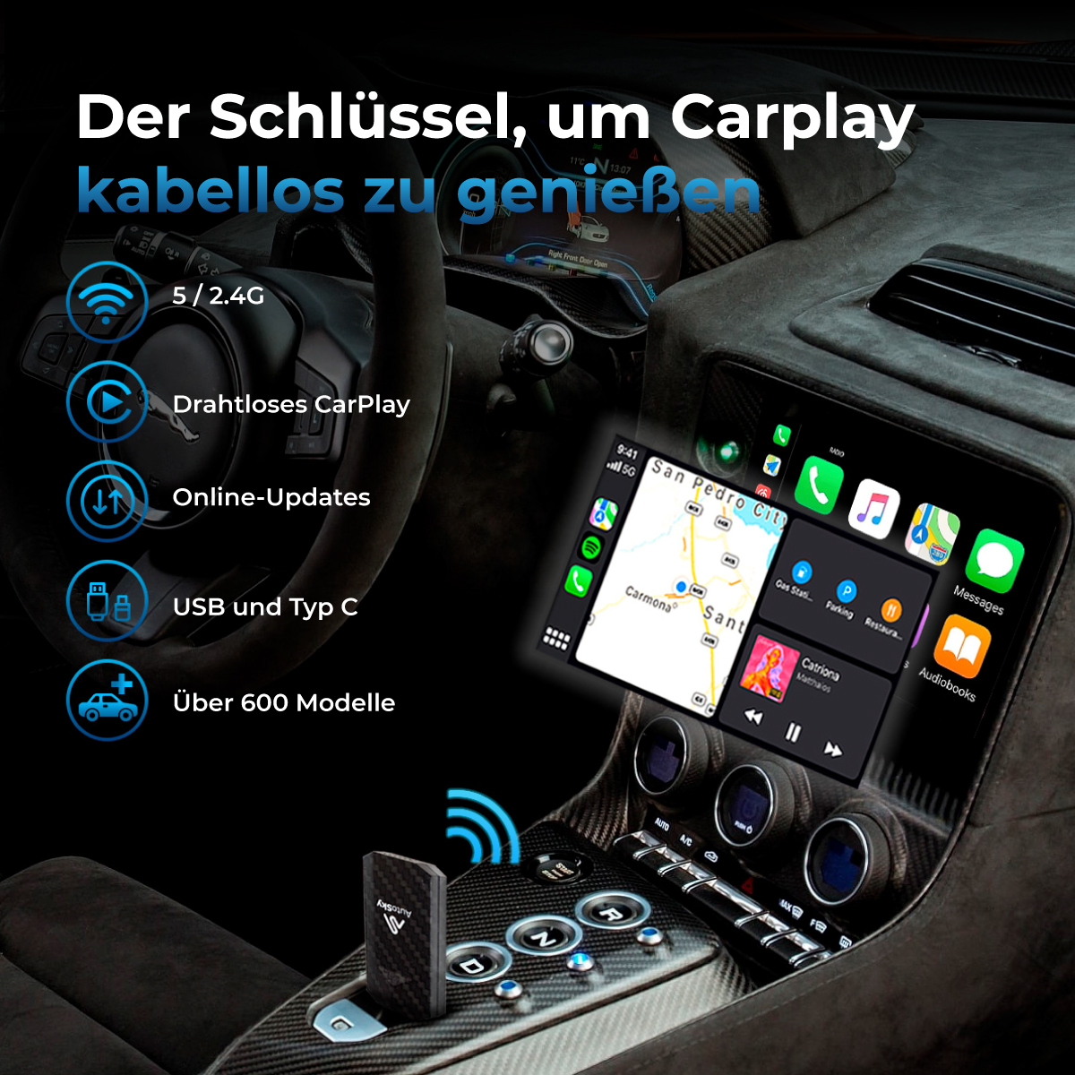 Ein Autointerieur mit einem digitalen Bildschirm, der die Navigation anzeigt. Die Hände des Fahrers sind am Lenkrad.