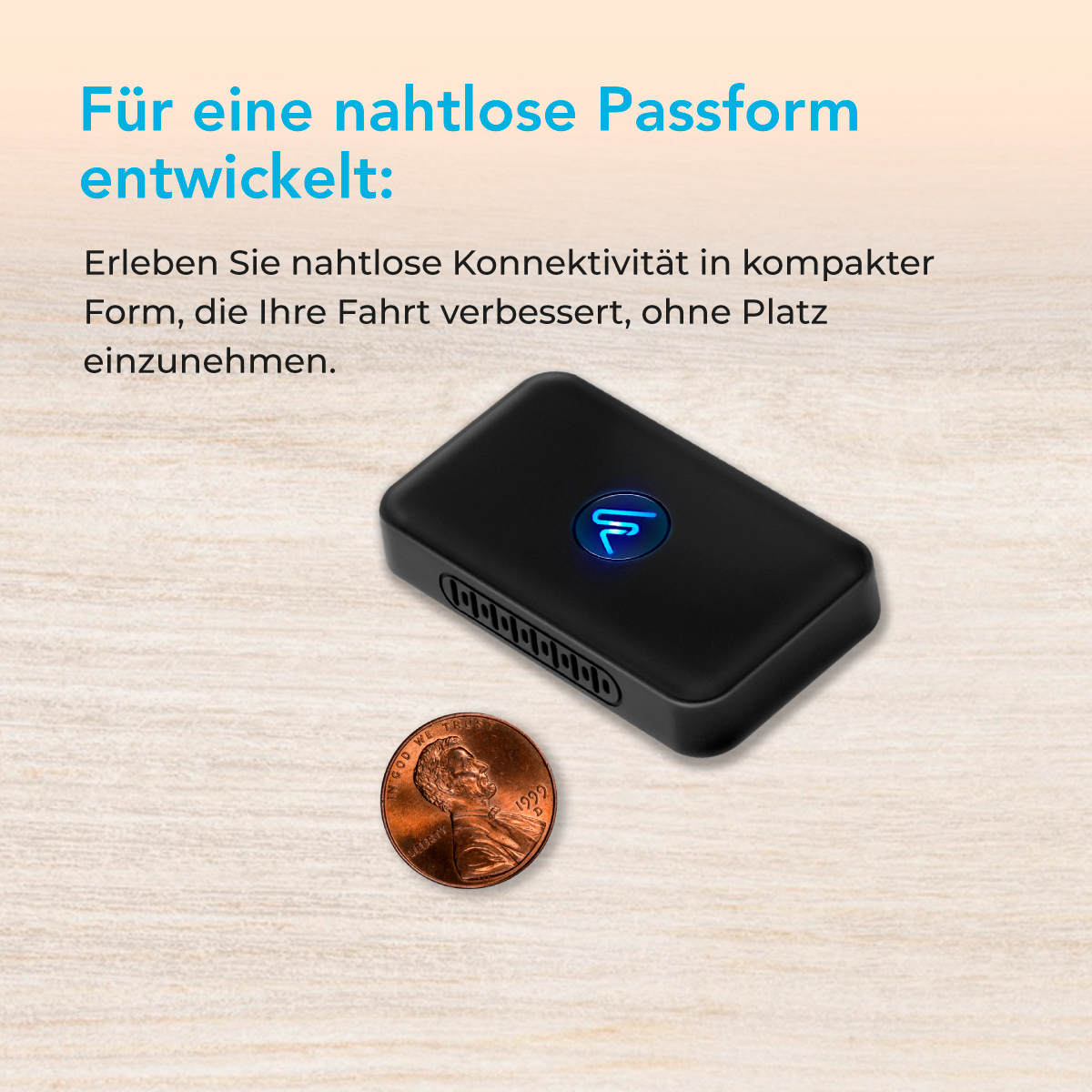 Dispositivo nero con un centesimo su un tavolo di legno. Luce blu sul dispositivo. Sfondo bianco.