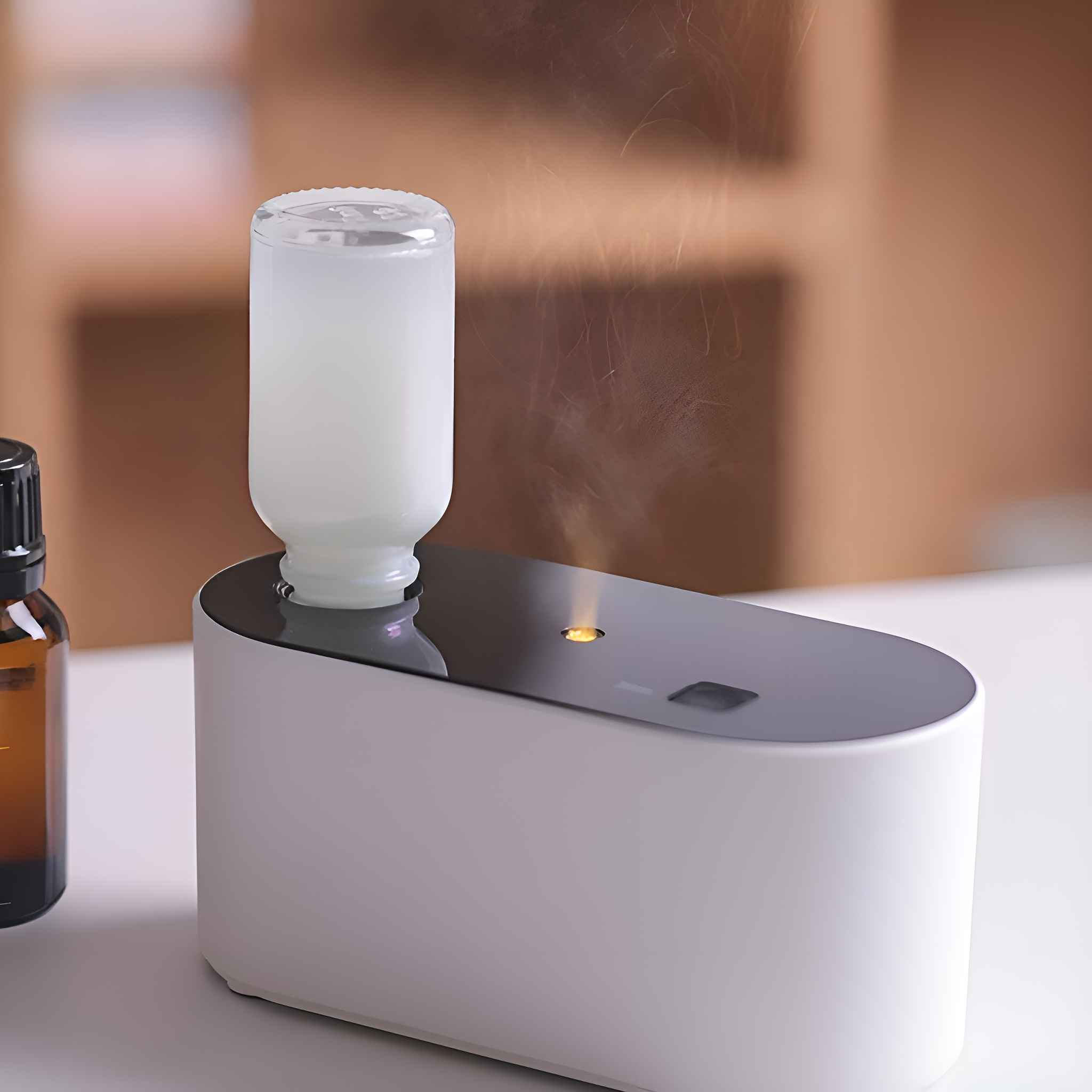 Ein Aromadiffusor mit weißer Basis und einer eingesetzten Glasflasche, Dampf steigt auf.