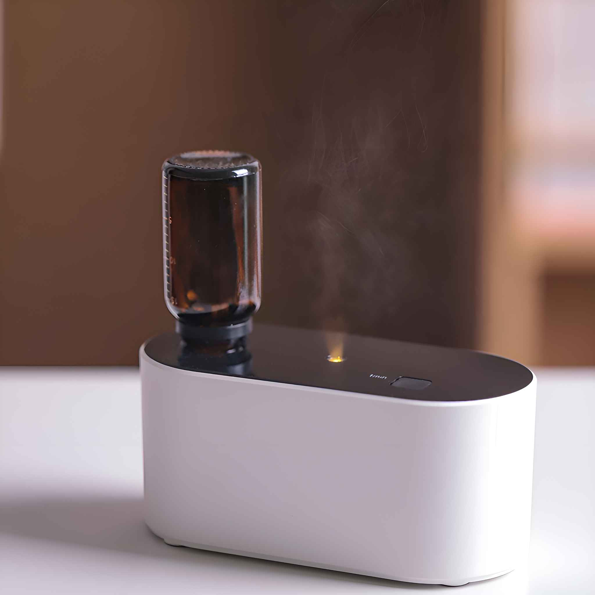 Weiß-schwarzer Diffusor für ätherische Öle mit einer kleinen Glasflasche oben drauf.
