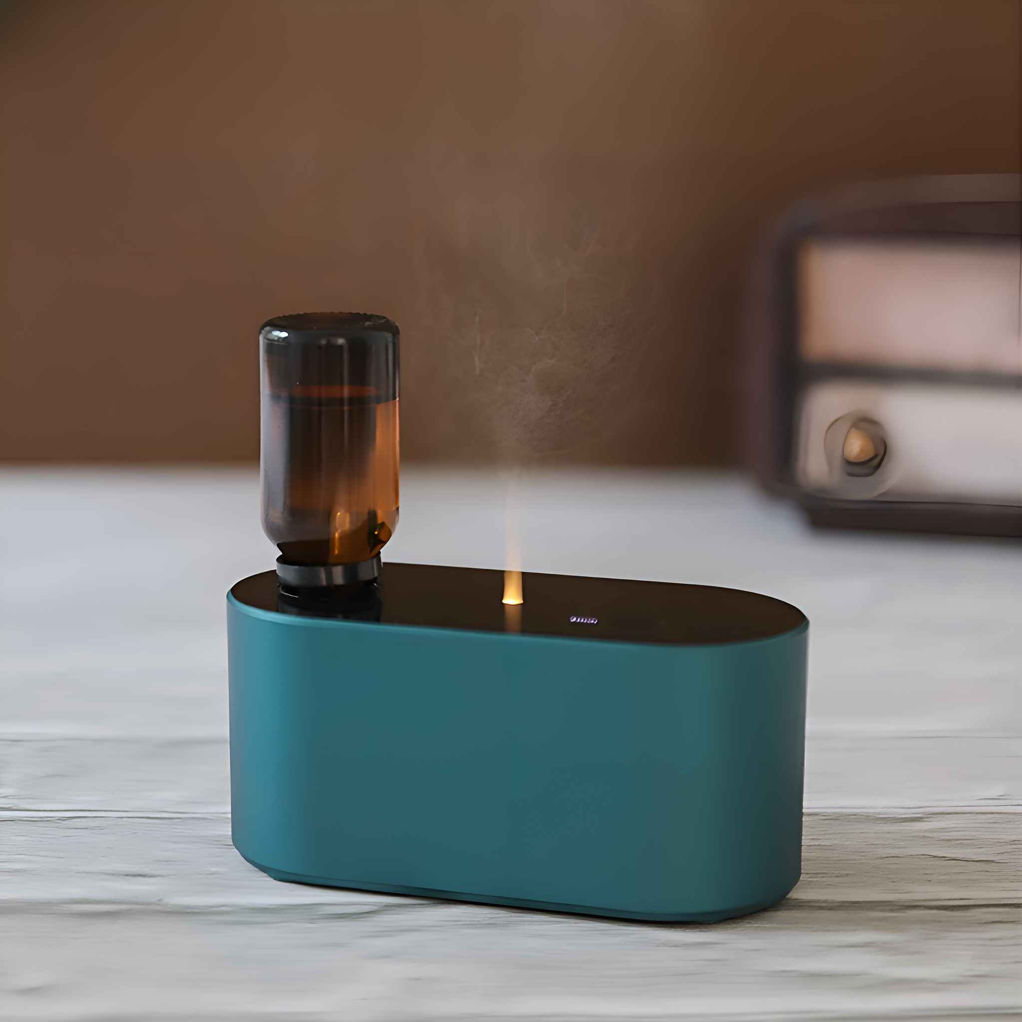 Türkis-weißer Diffusor für ätherische Öle mit kleiner Glasflasche.