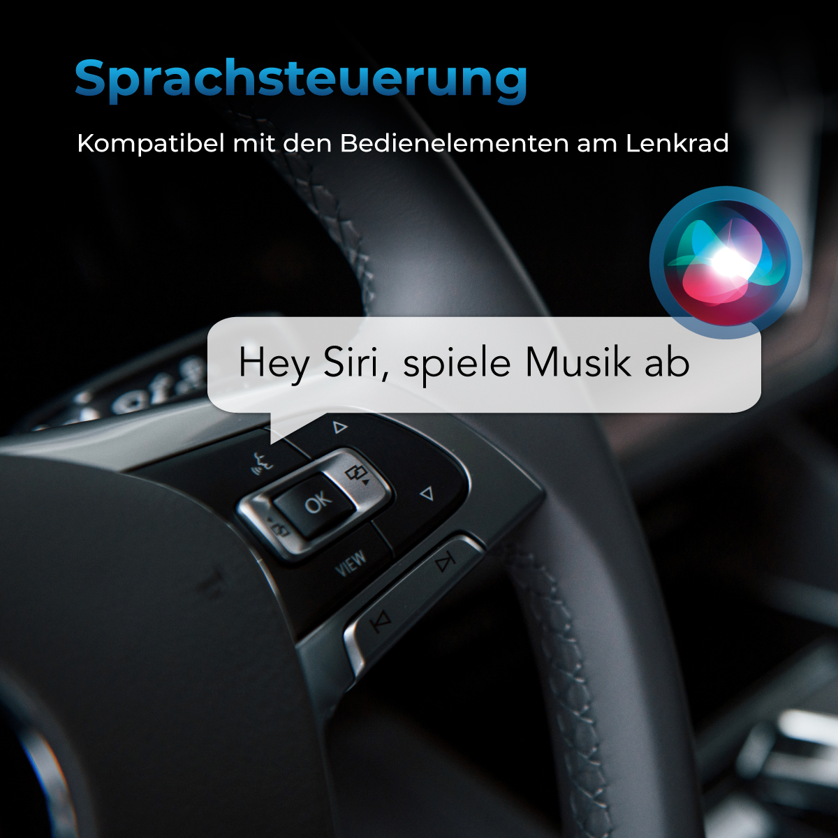 Nahaufnahme eines Autolenkrads mit Sprachsteuerungs-Tasten. Sprechblase sagt 'Hey Siri, spiele Musik'.