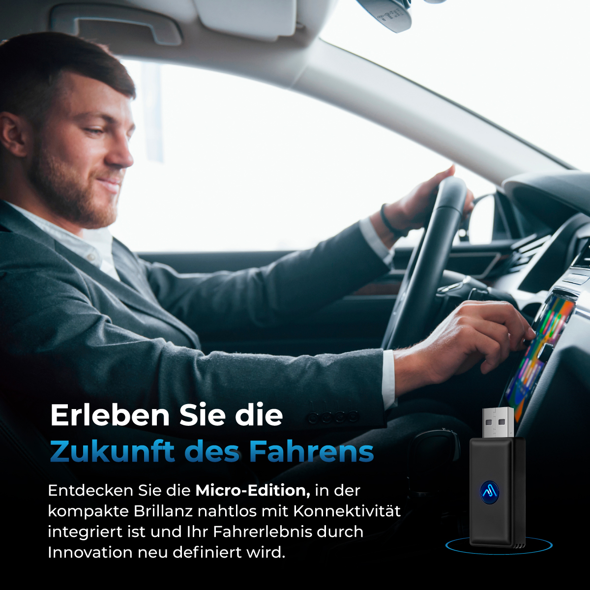Ein Mann in einem Auto benutzt ein USB-Gerät. Der Bildschirm des Autos zeigt App-Oberflächen.