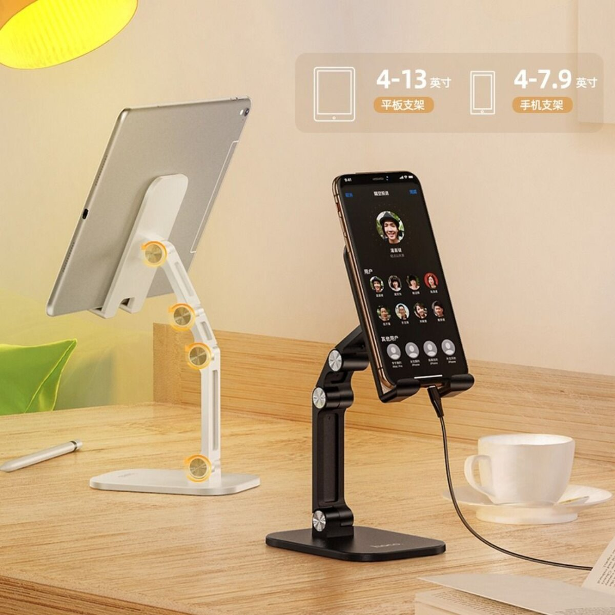 Twee telefoonstandaards. Eén met een tablet, de andere met een telefoon met een oplaadkabel.