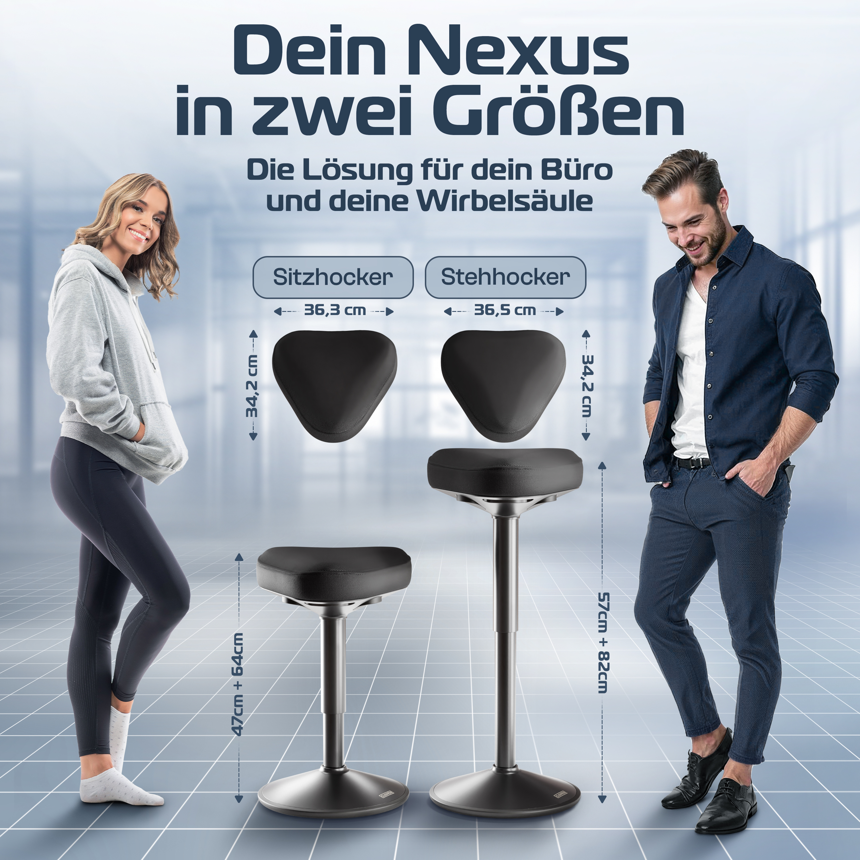 Zwei Personen mit zwei Hockern. Text auf Deutsch, der die Hocker beschreibt.
