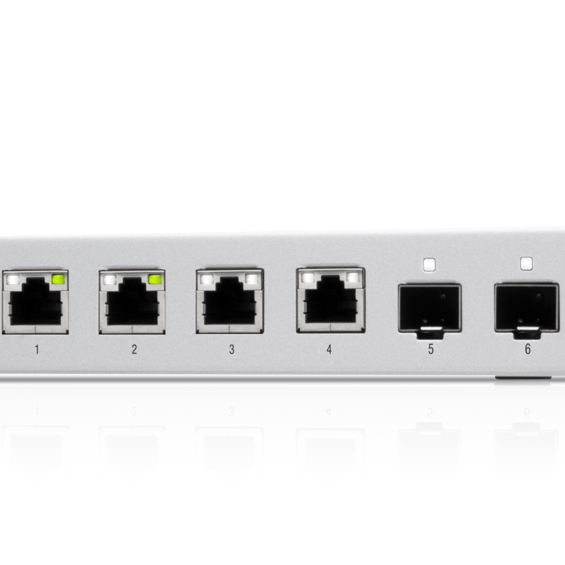 Zbliżenie srebrnego przełącznika sieciowego z sześcioma portami Ethernet. Porty 1 i 2 mają zielone światła. Białe tło.