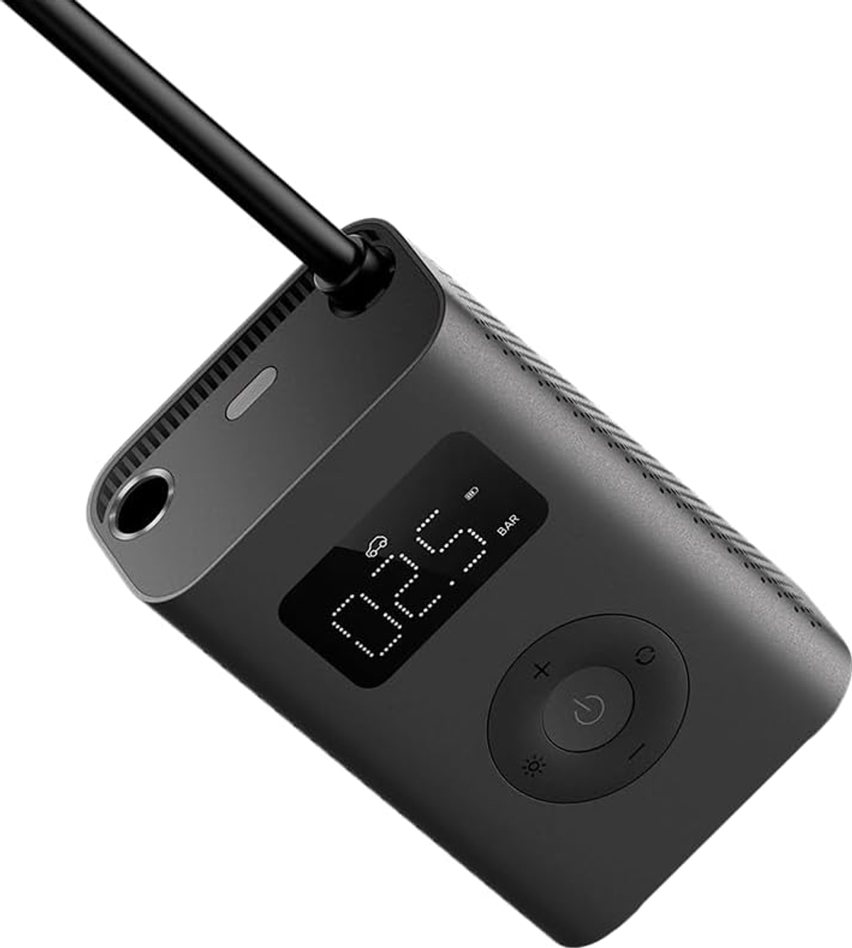 02.5 BAR gösteren dijital ekranlı siyah taşınabilir bir hava pompası. Hortum içerir.