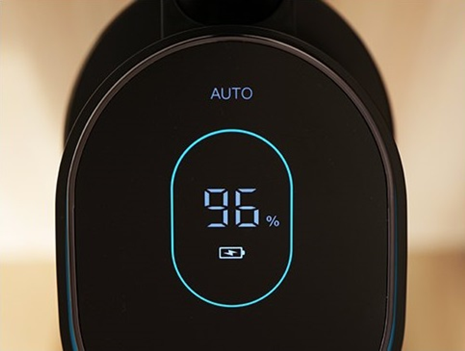 Un primo piano di uno schermo che mostra il 96% della batteria. La parola 'AUTO' è sopra. Lo sfondo è sfocato.