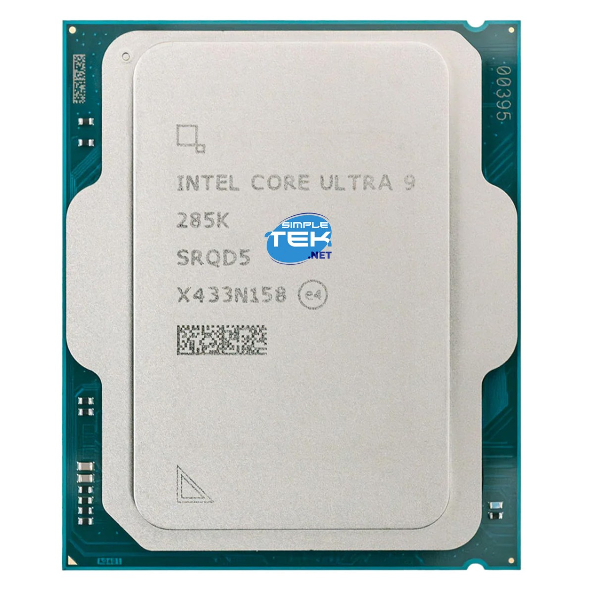 Procesor Intel Core Ultra 9 z tekstem i cyframi. Ma zieloną i szarą podstawę. Widoczne logo Simple Tek Net.