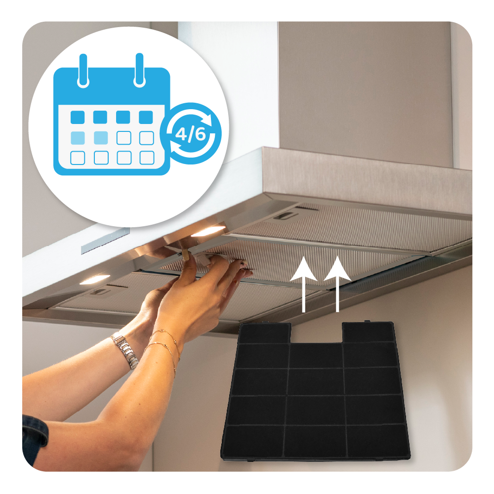 Osoba instaluje czarny filtr w okapie kuchennym. Obecna jest również ikona kalendarza i symbol strzałki.