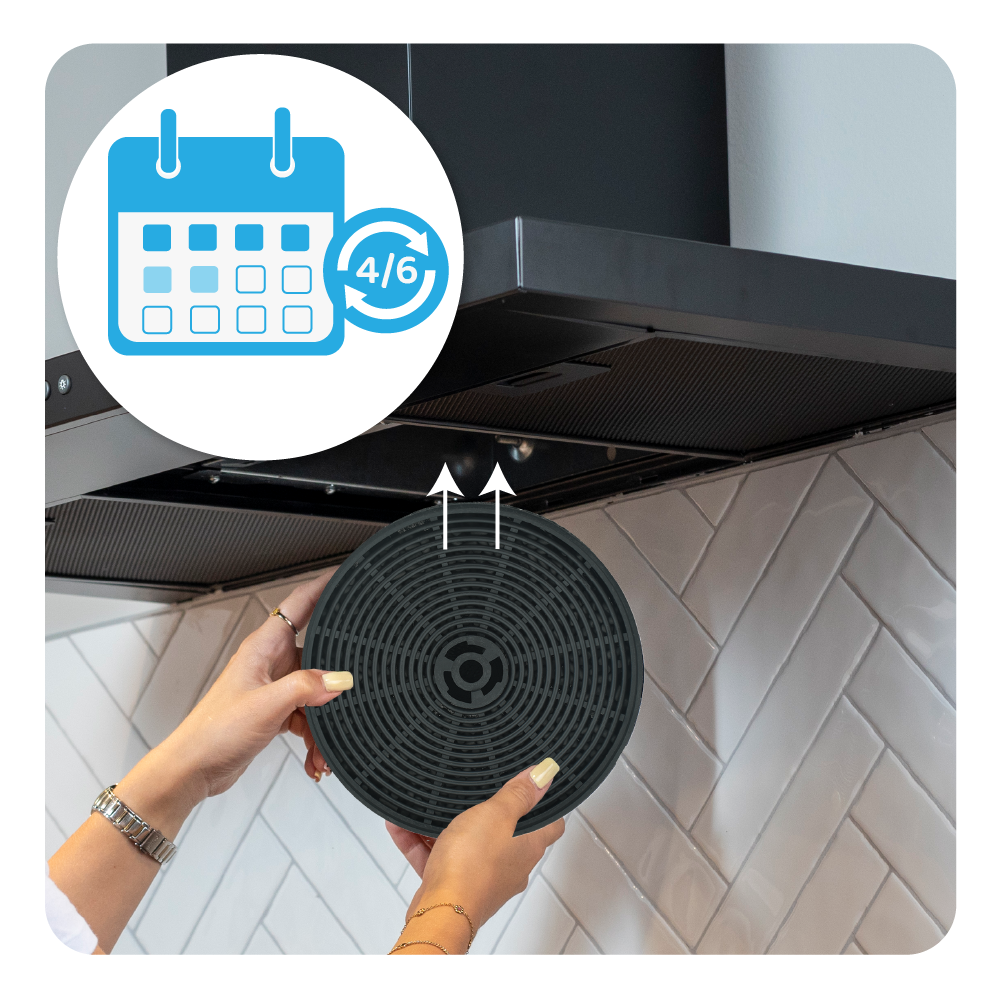 Ręce trzymają okrągły czarny filtr w pobliżu okapu. Ikona kalendarza wskazuje wymianę filtra.