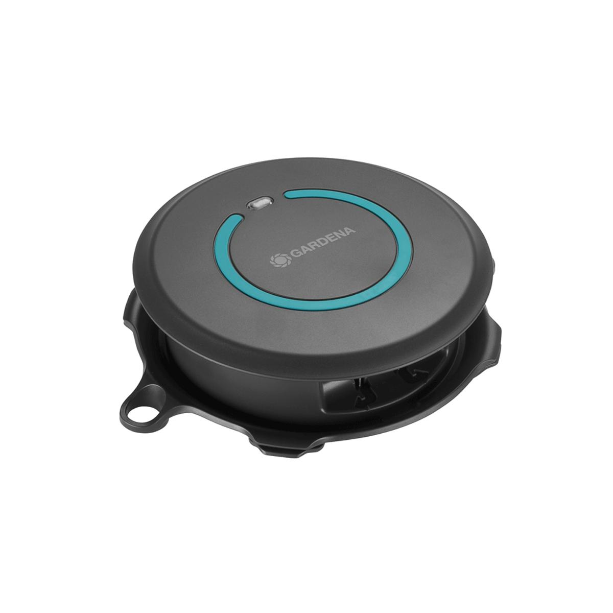 Un tosaerba robotico GARDENA nero e grigio. Ha una luce blu e un anello turchese sulla parte superiore.