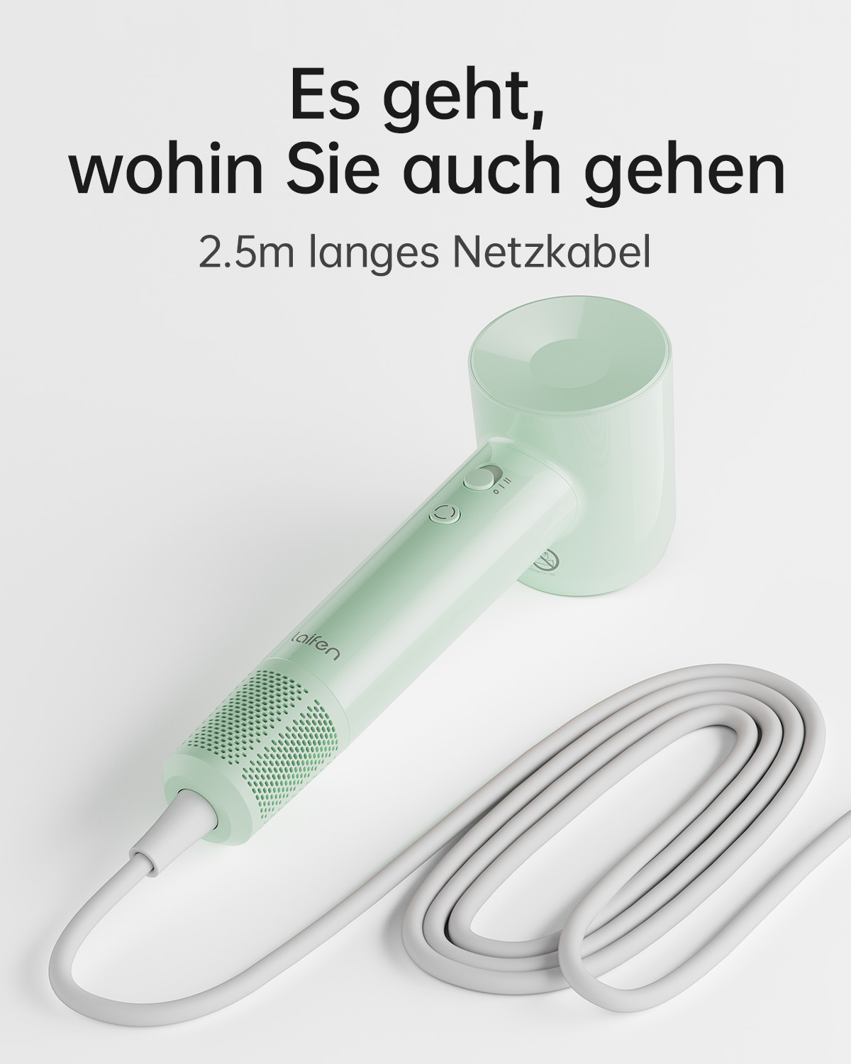 Miętowa suszarka do włosów z długim szarym kablem zasilającym na białym tle. Tekst w języku niemieckim na górze.
