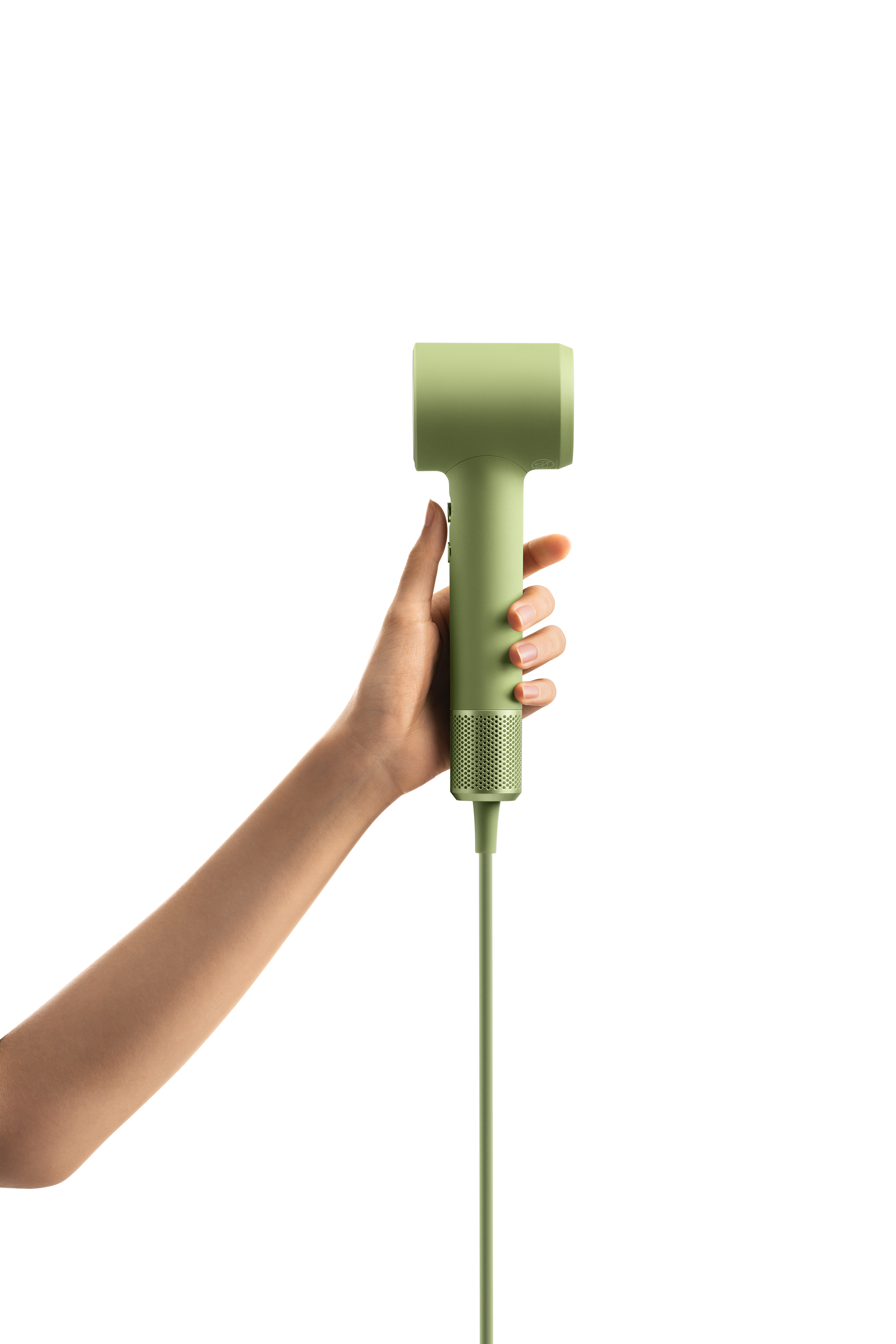 Een hand houdt een groene föhn vast tegen een zwarte achtergrond, wat het slanke ontwerp en de kleur benadrukt.