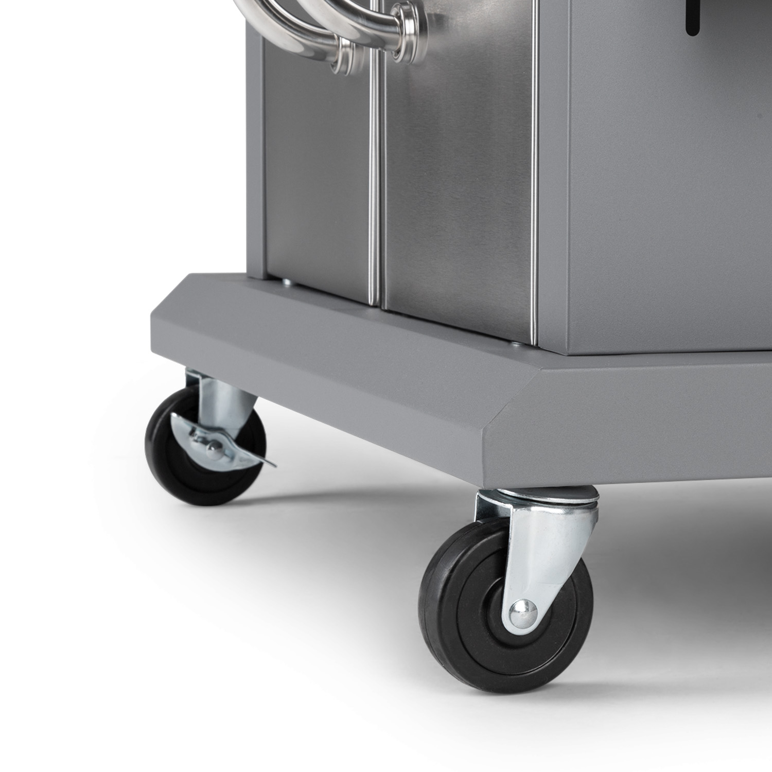 Nahaufnahme der Räder und des Untergestells eines grauen Grills, die seine Mobilität und sein robustes Design zeigen.