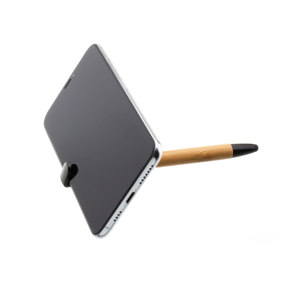Ein Smartphone wird von einem Holzstift gehalten. Weißer Hintergrund.