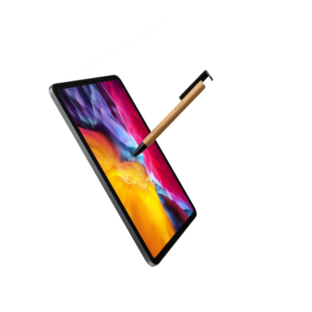 Ein Tablet mit einem Stift darauf. Weißer Hintergrund.