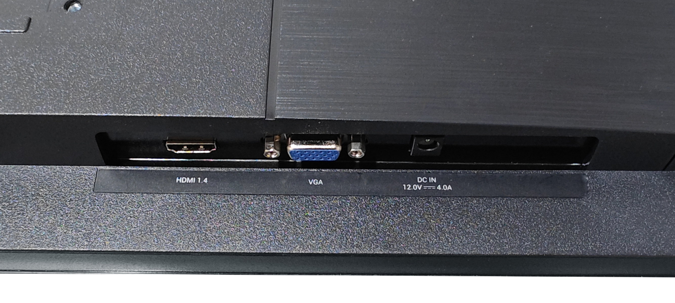 Primo piano delle porte del monitor: HDMI, VGA, DC IN. Etichette: HDMI 1.4, VGA, DC IN.
