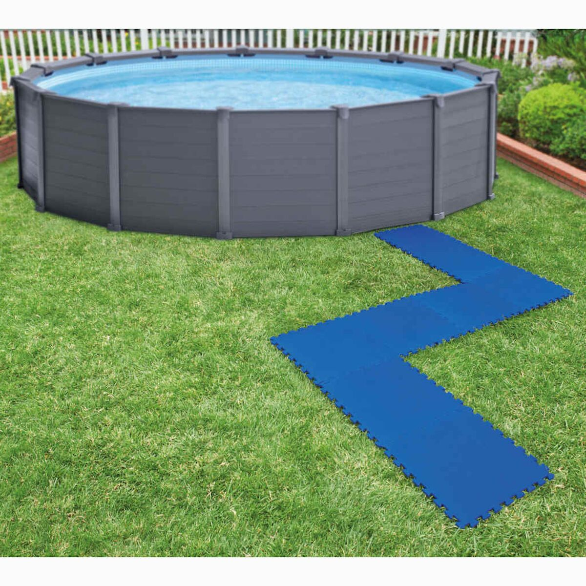 Runder oberirdischer Pool auf Rasen, blaue Matten führen zum Pool.