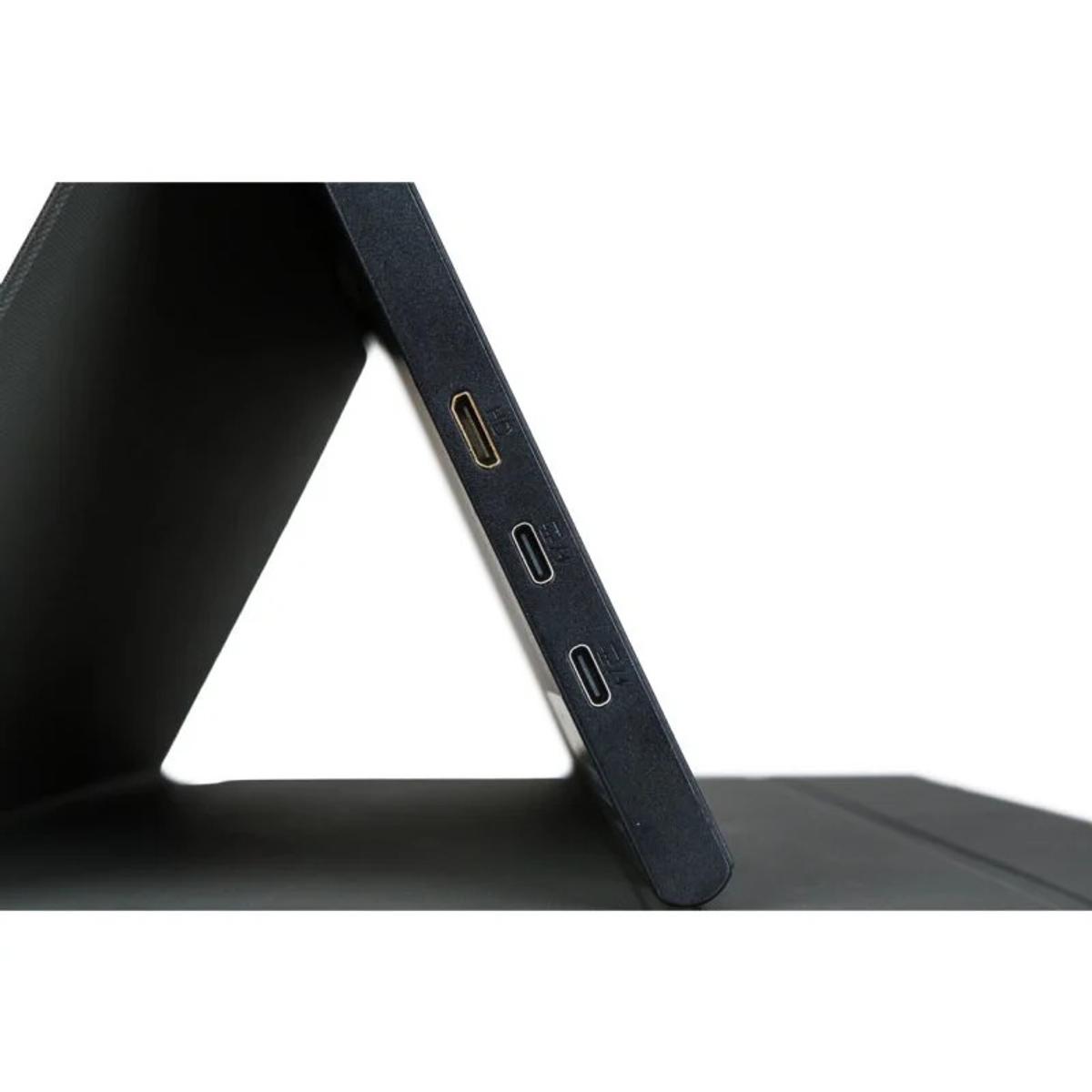 Primer plano del lateral de un monitor Nilox, mostrando puertos: HDMI, USB-C y otro USB-C.