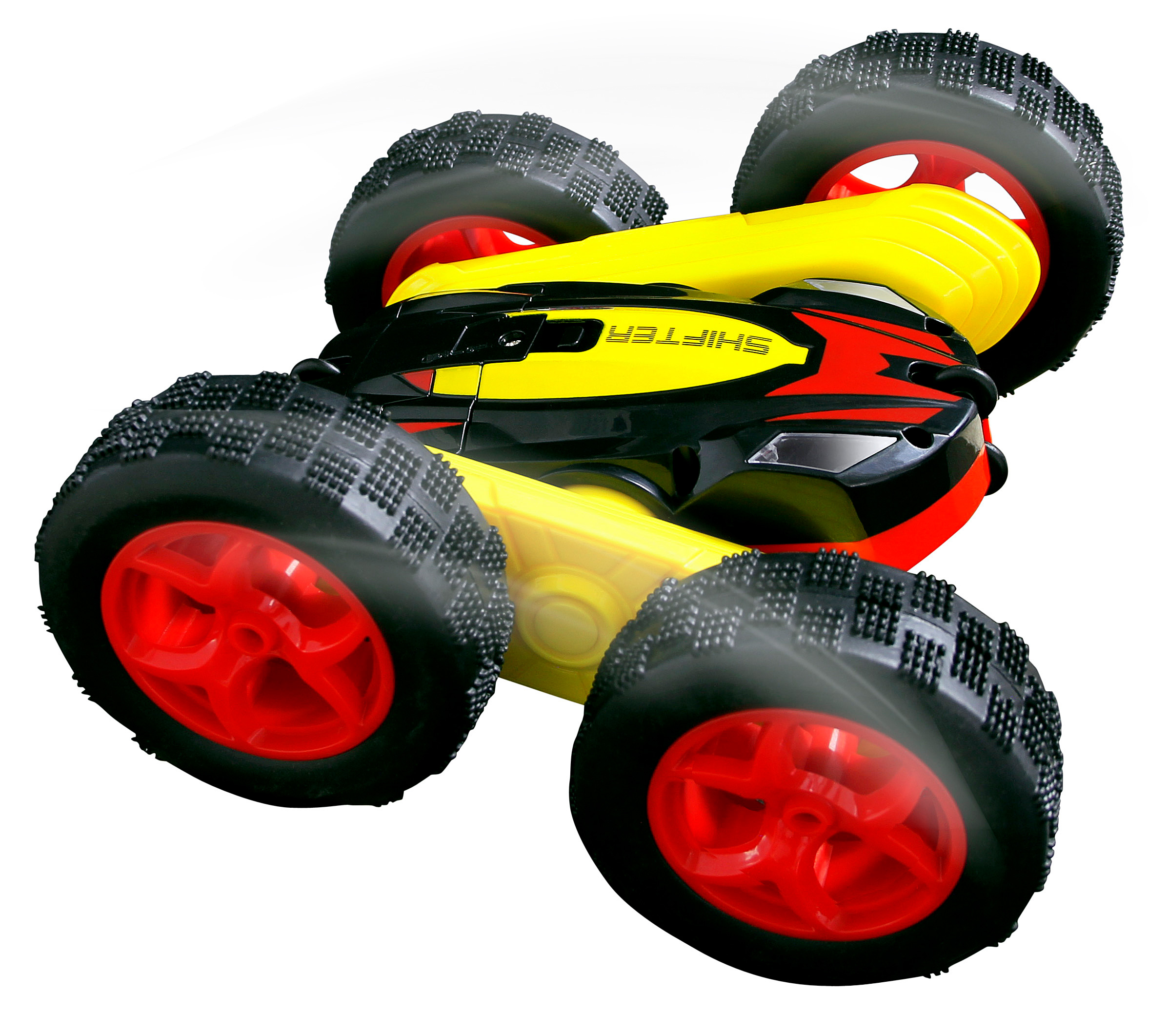 Ein gelbes, schwarzes und rotes Spielzeugauto ist abgewinkelt, wobei die Räder nach oben zeigen. Das Auto befindet sich auf weißem Hintergrund.