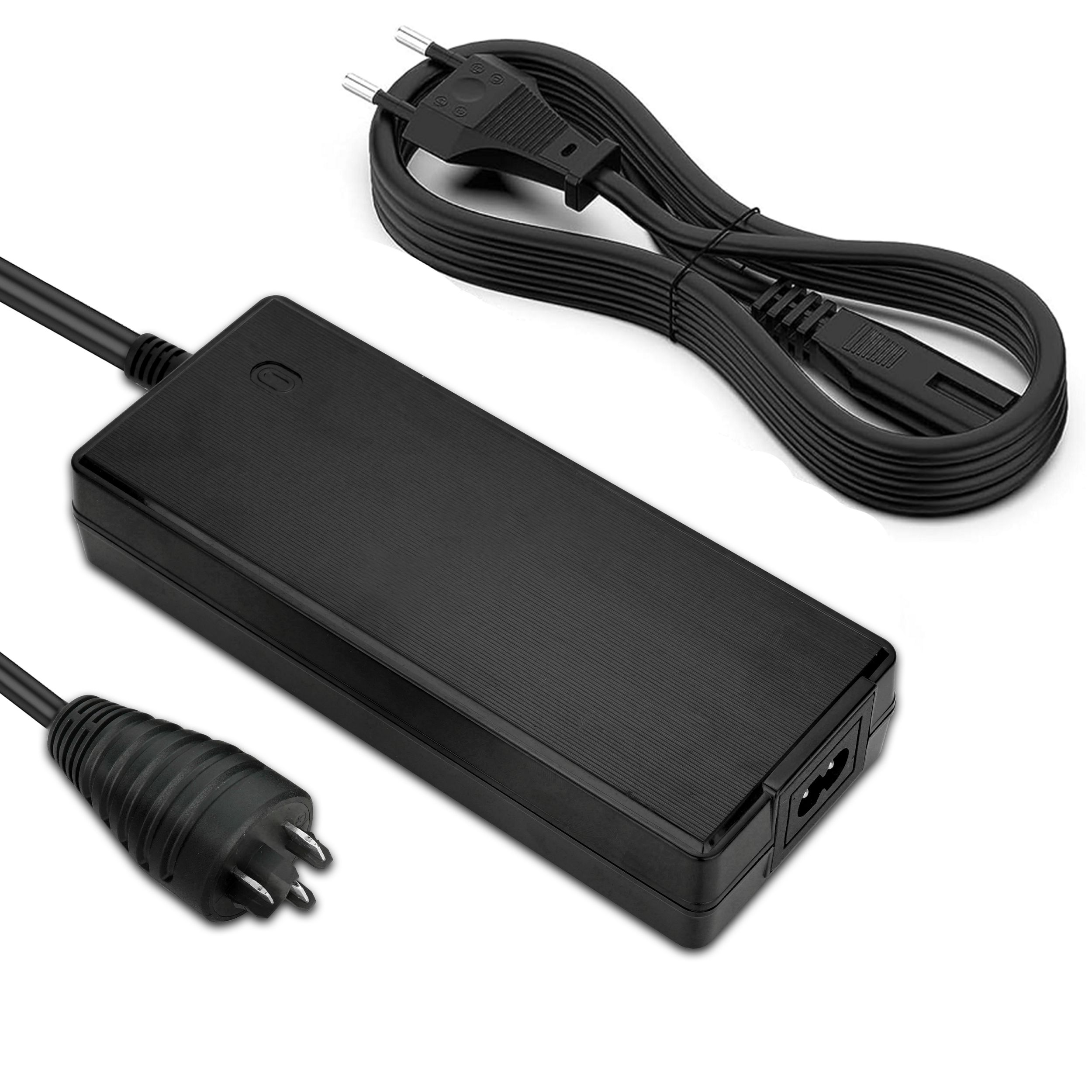 Schwarzes Ladegerät mit Kabel und Steckern auf weißem Hintergrund.