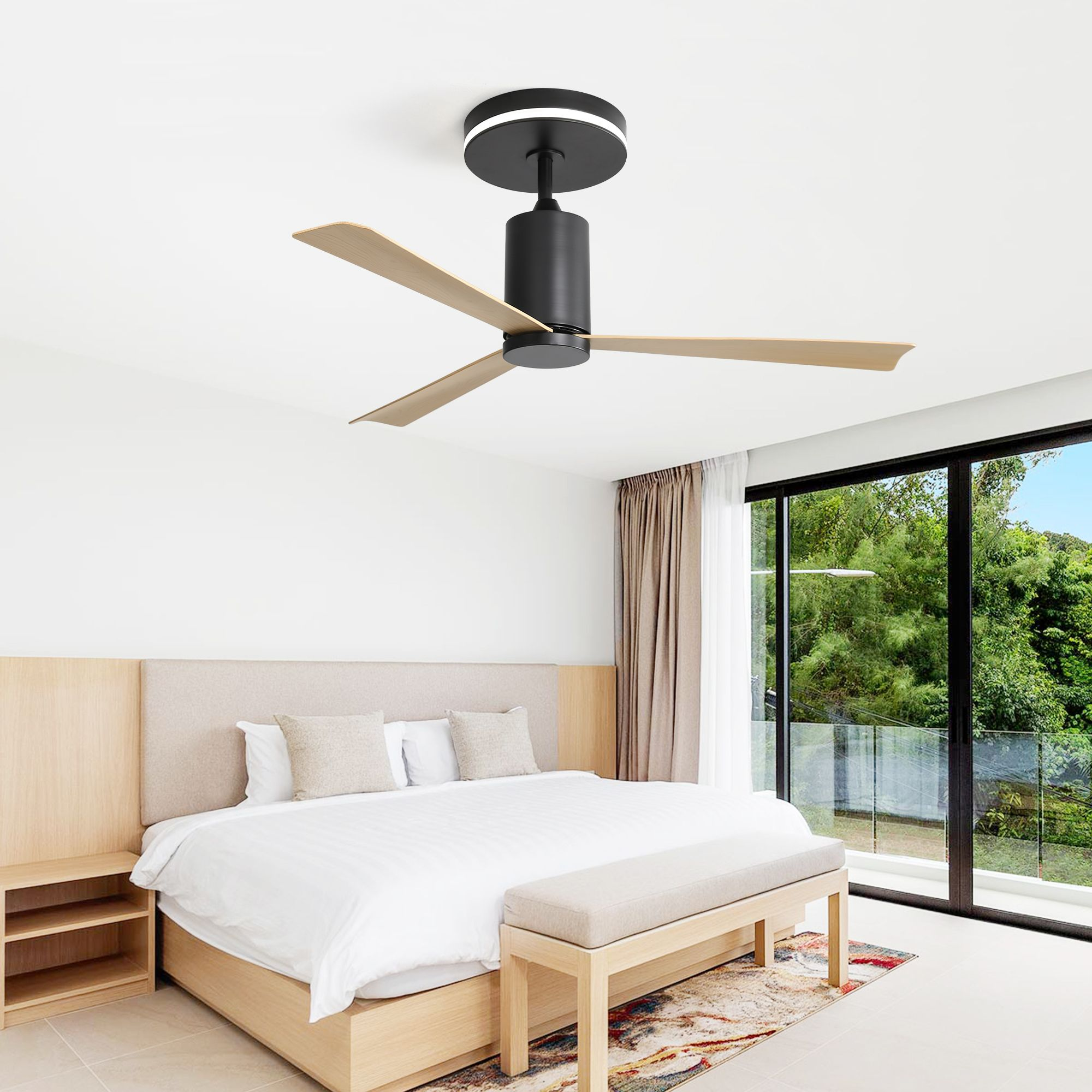 Schlafzimmer mit Bett, Bank und Deckenventilator mit Holzflügeln.