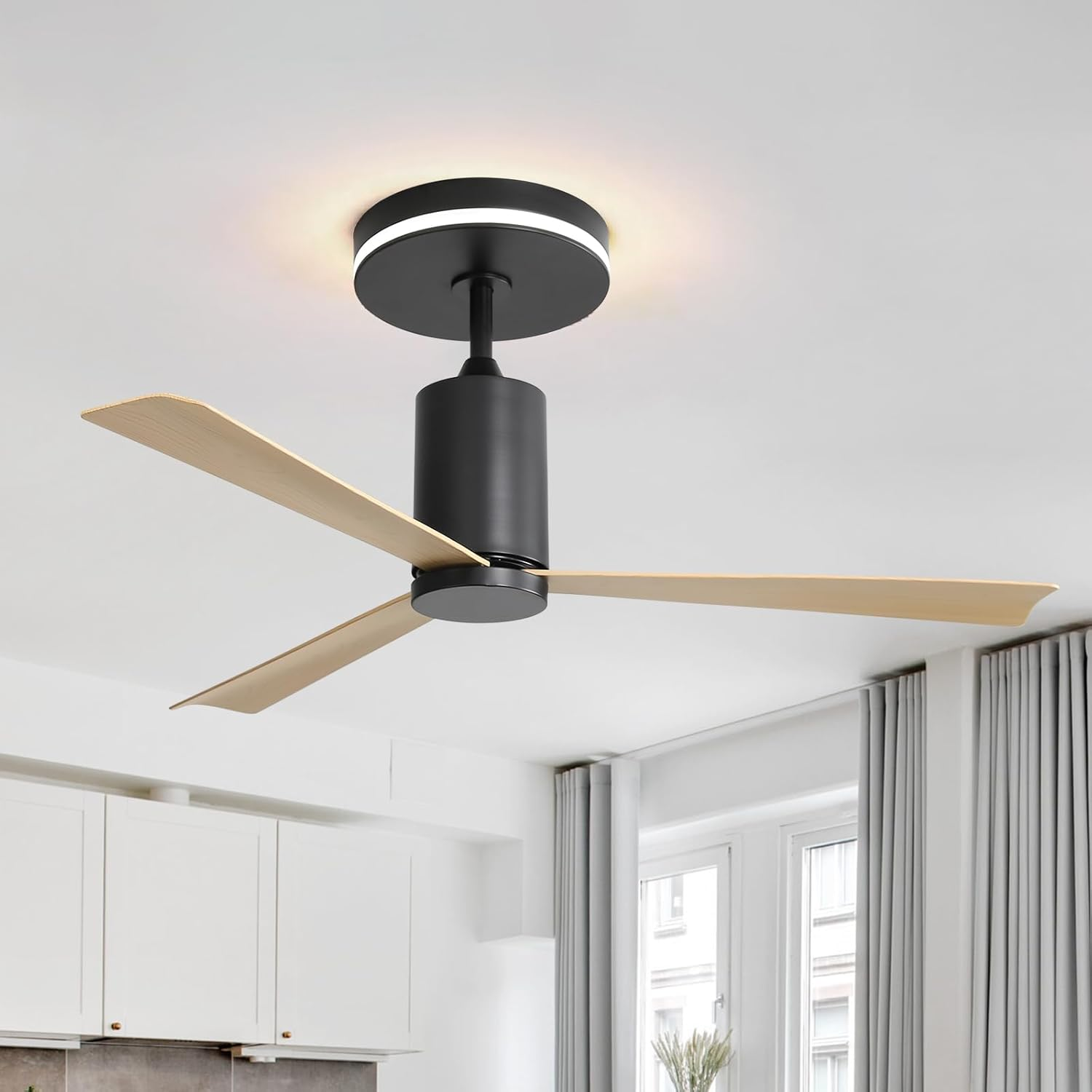 Ein Deckenventilator mit drei Holzflügeln und einem schwarzen Motor. Der Ventilator wird von einem Licht beleuchtet.