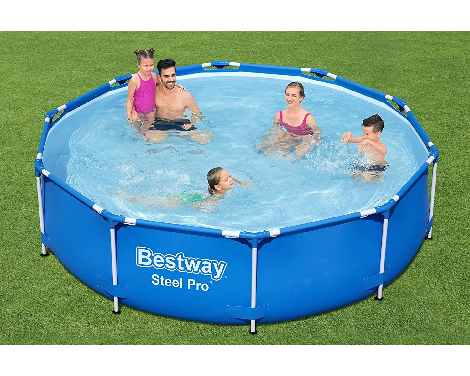 Une famille de cinq personnes dans une piscine bleue hors sol sur de l'herbe verte.