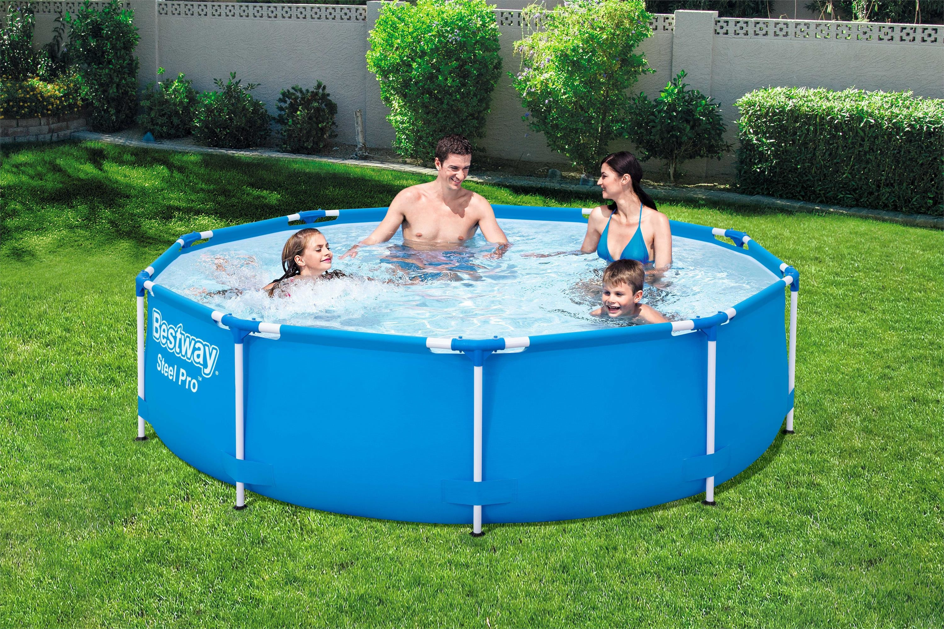 Une famille de cinq personnes nageant dans une piscine bleue hors sol.