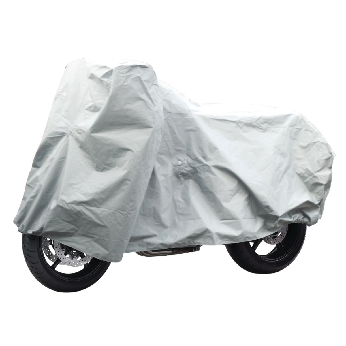 Een motorfiets bedekt met een grijze beschermhoes. De achtergrond is wit.
