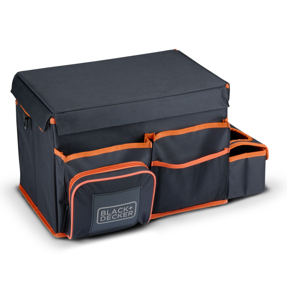 Zwarte en oranje auto-organizer met zakken en een deksel. Black+Decker logo zichtbaar.