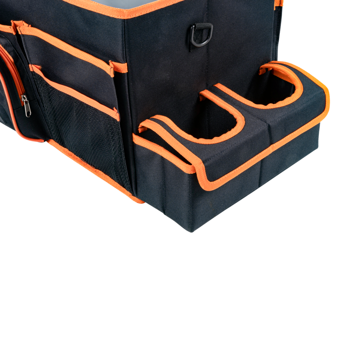 Een zwarte en oranje auto-organizer met meerdere zakken en bekerhouders. Op een witte achtergrond.