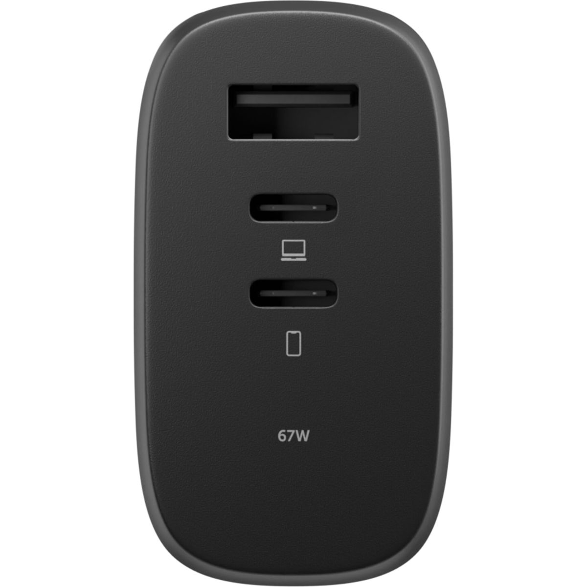 Un adattatore di alimentazione nero con tre porte: USB e due USB-C, etichettato '67W'.