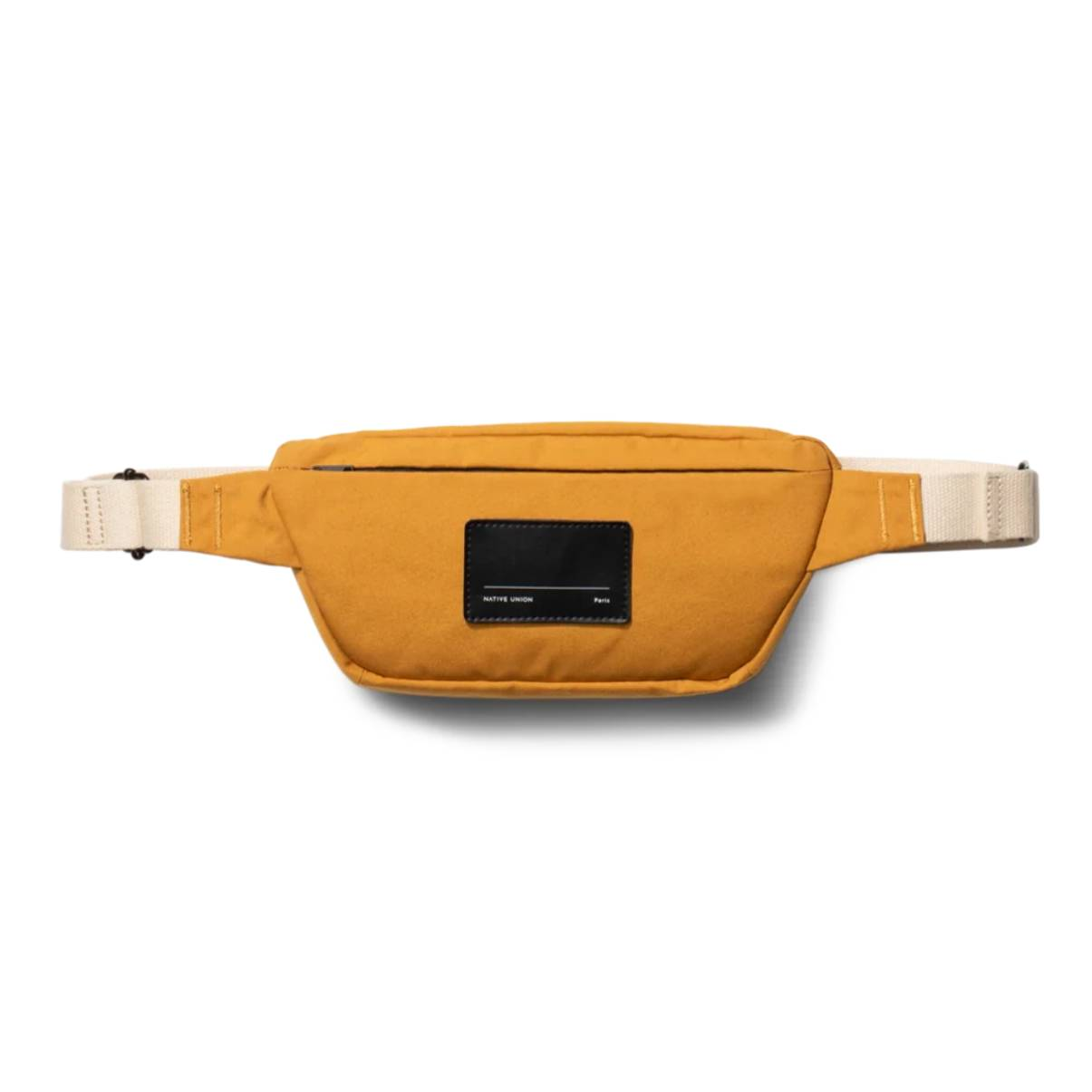 Marsupio giallo senape con etichetta nera con Native Union. Il cinturino è bianco e beige.
