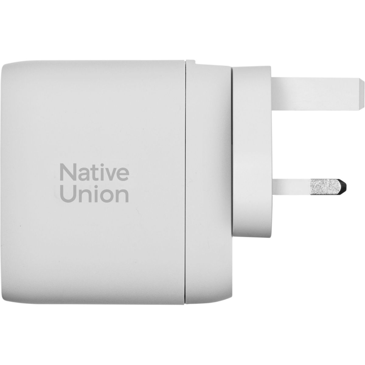 Un adattatore di alimentazione bianco con il logo Native Union. Ha un corpo quadrato e una spina.