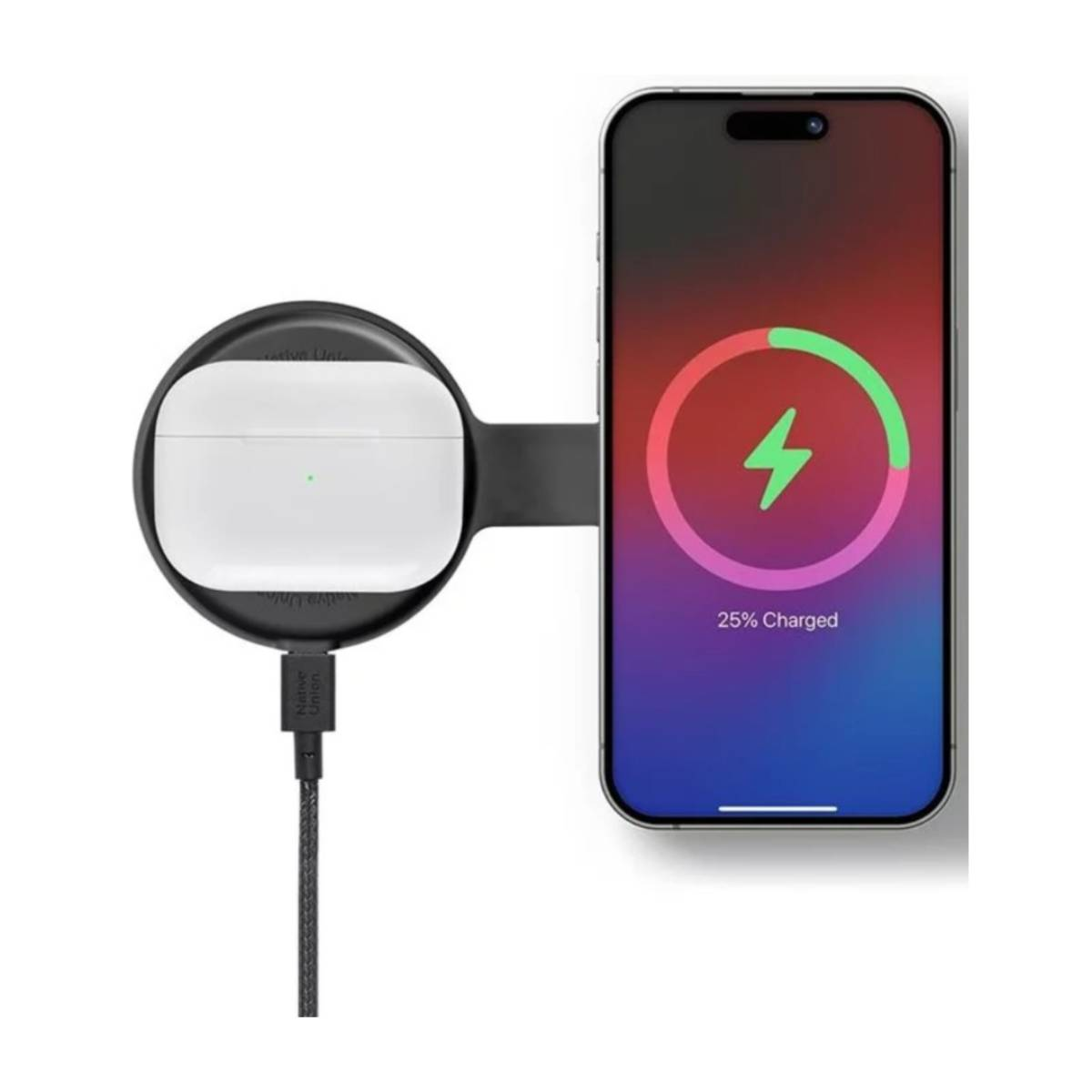 Eine Ladestation mit einem AirPod-Case und einem kabellos ladenden Telefon. Das Telefon zeigt 25% Ladung.