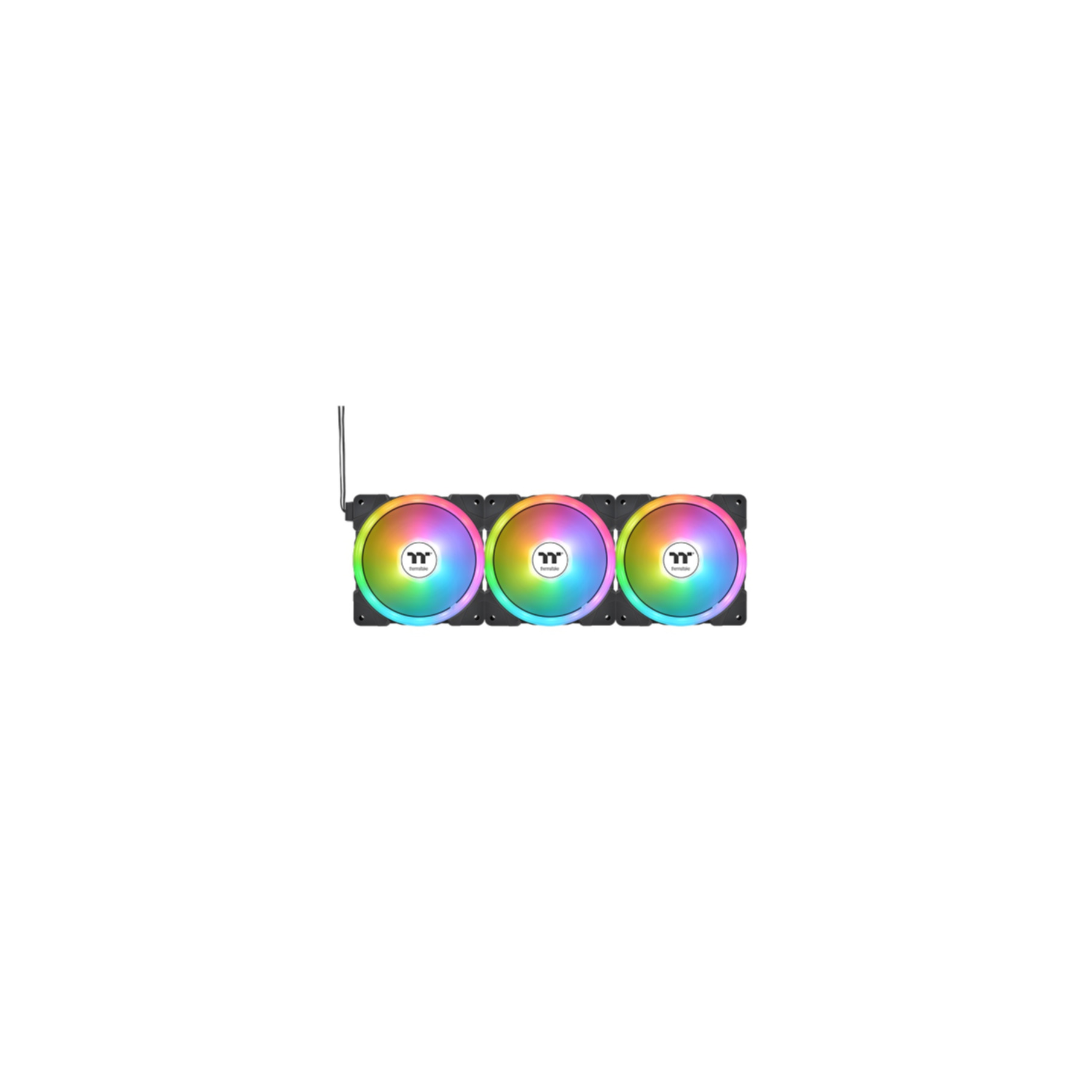 Drei Lüfter mit RGB-Beleuchtung. Die Lüfter sind in einer Reihe vor weißem Hintergrund angeordnet.