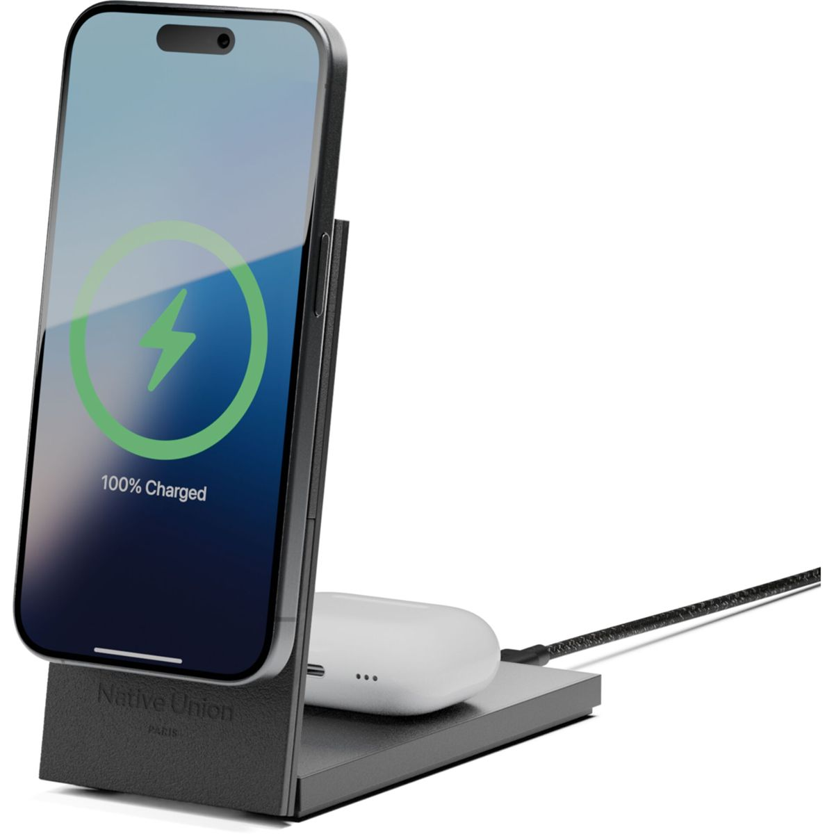 iPhone lädt auf einem Ständer, mit AirPods, alles auf schwarzer Basis. Der Bildschirm zeigt 100 % geladen.