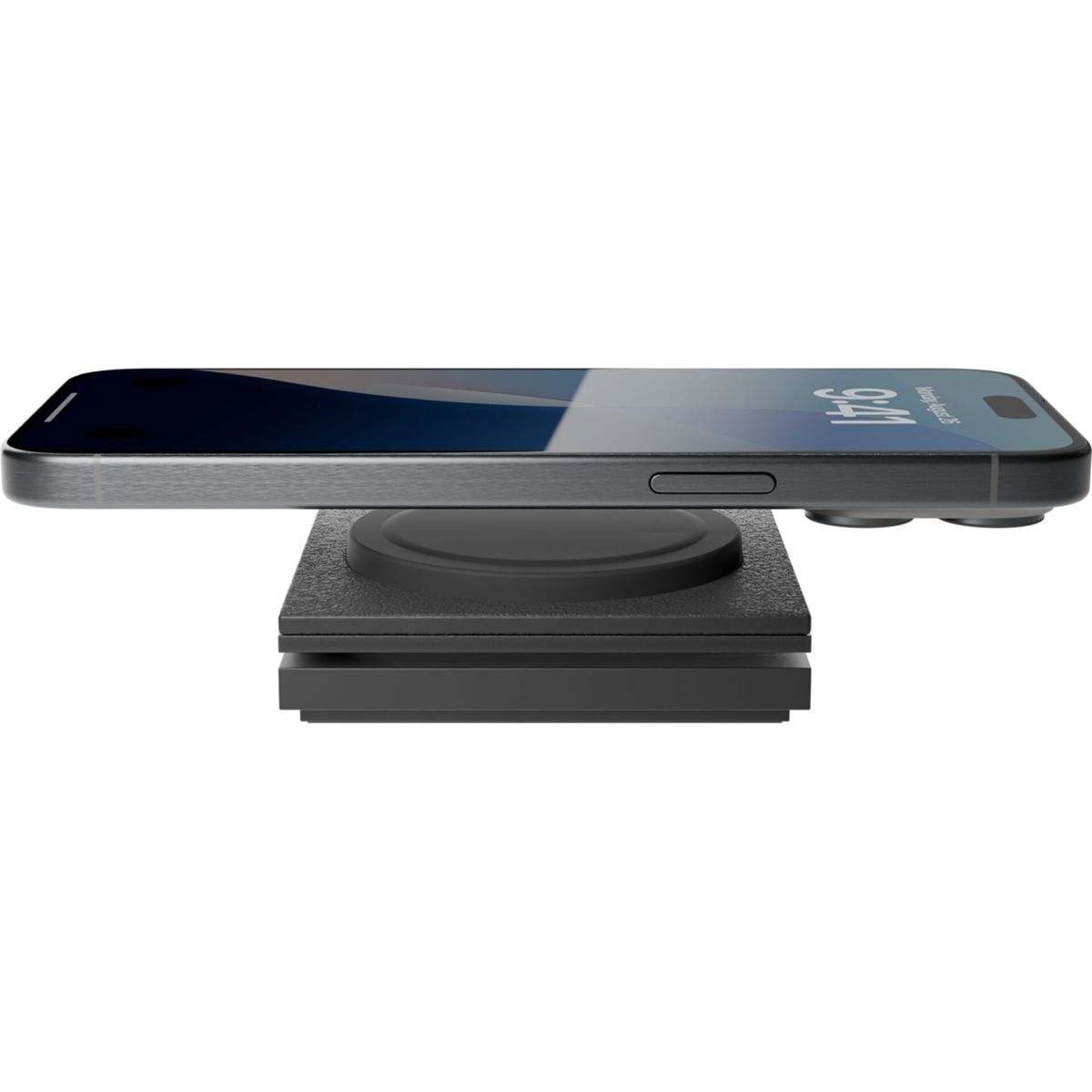 Ein Telefon wird auf einem schwarzen kabellosen Ladepad aufgeladen. Das Telefon liegt horizontal.