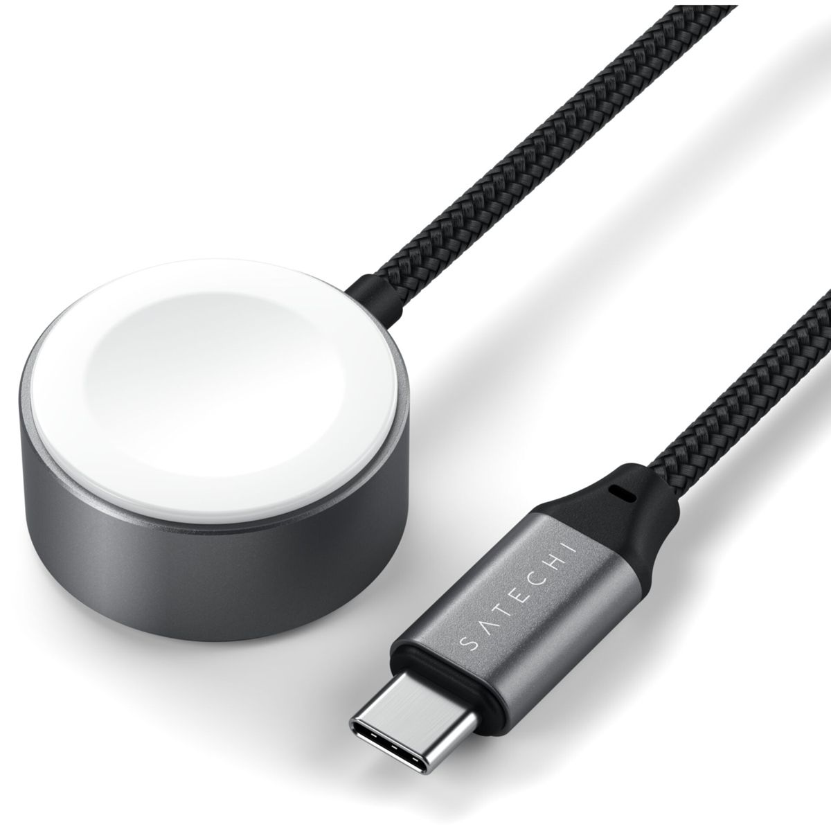Un caricatore per Apple Watch con cavo nero intrecciato e connettore USB-C.