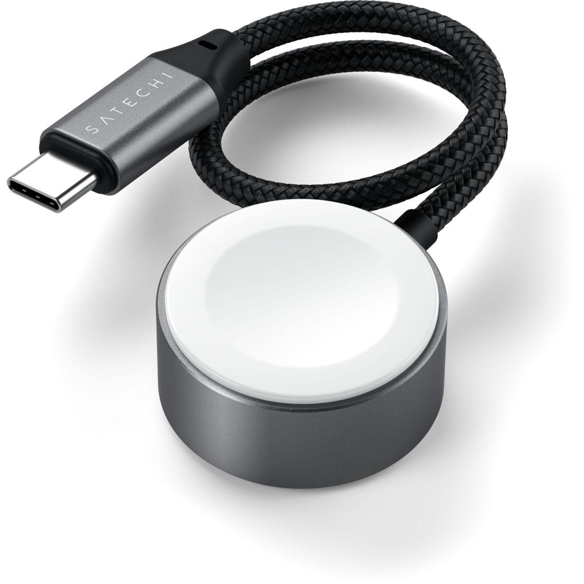 Un caricabatterie grigio per Apple Watch con superficie di ricarica bianca e cavo nero intrecciato con connettore USB-C.