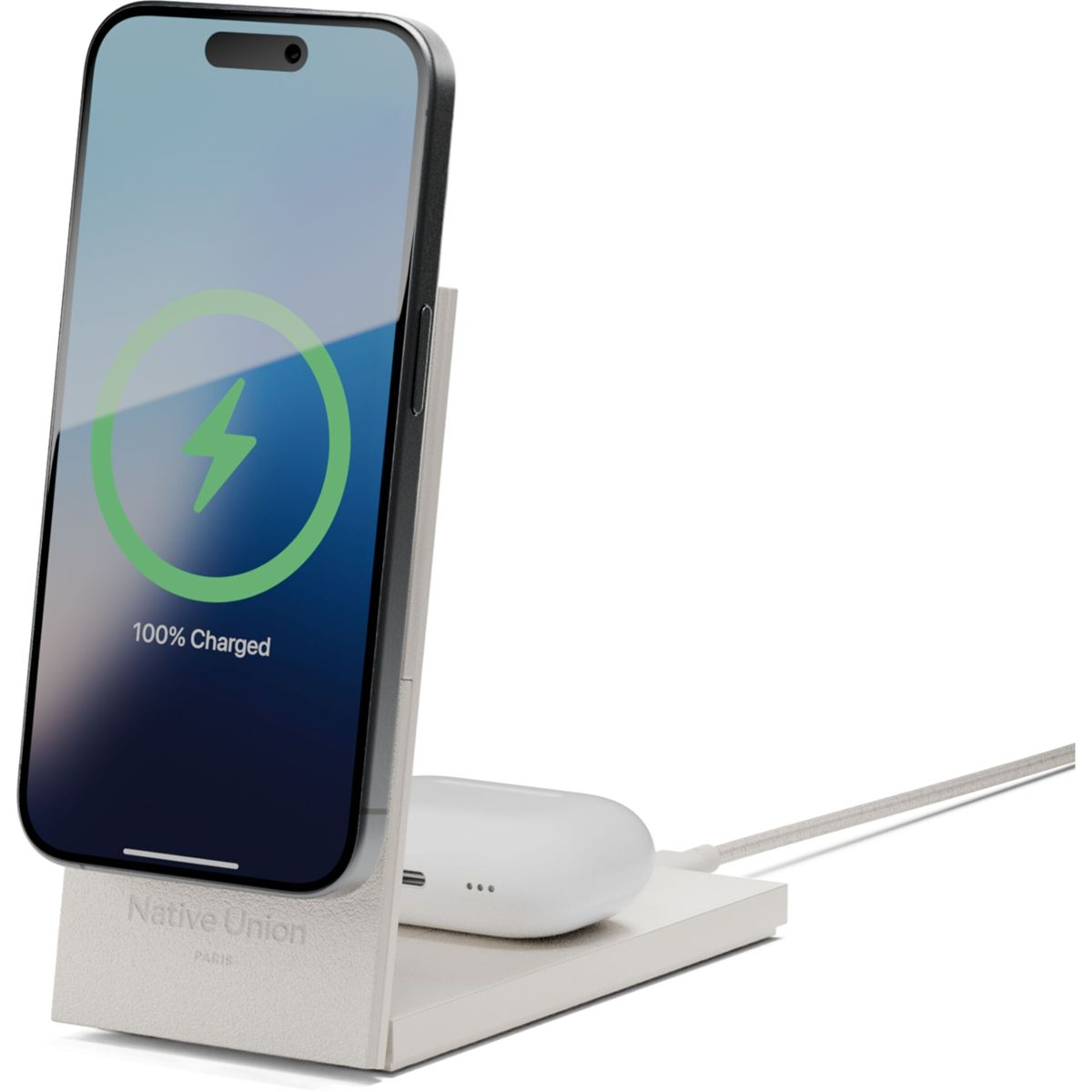 Ein Telefon, das auf einem Ständer geladen wird. Der Telefonbildschirm zeigt das Laden an, und daneben ist ein weißes Etui.