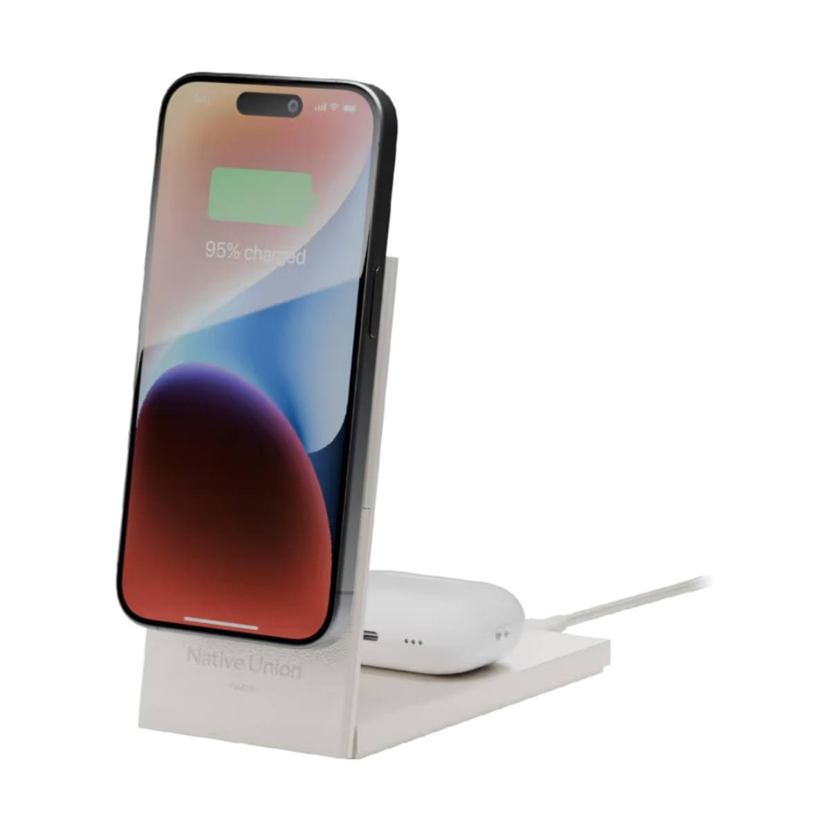 Ein Telefon, das auf einem Ständer geladen wird, zeigt 95% geladen an. Daneben ist ein weißes Etui.